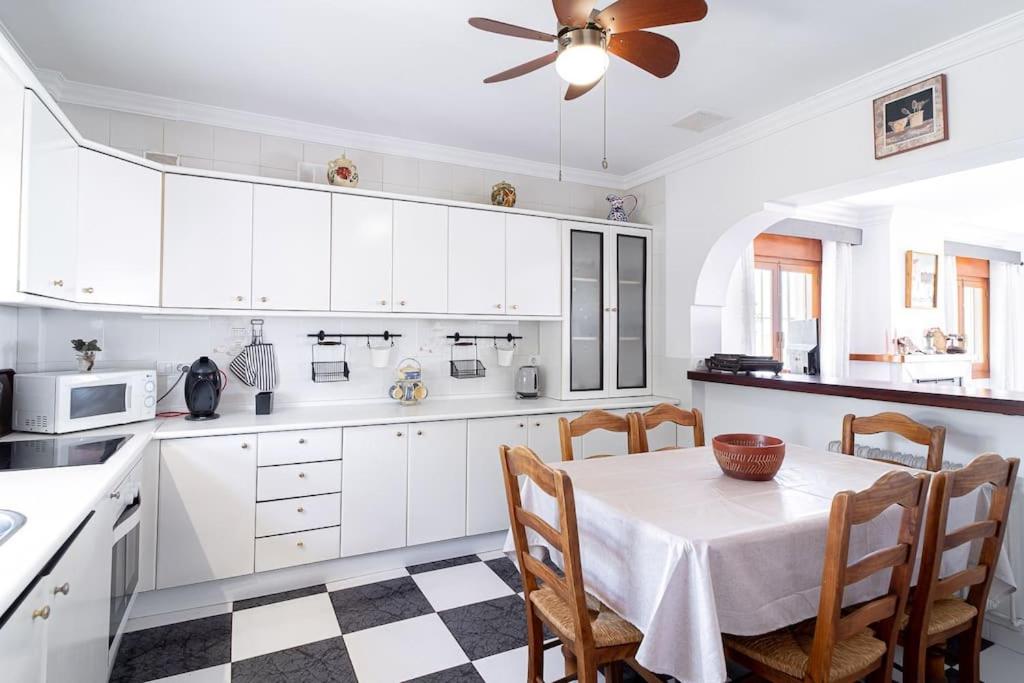 Dream villa with parking, private pool and see views