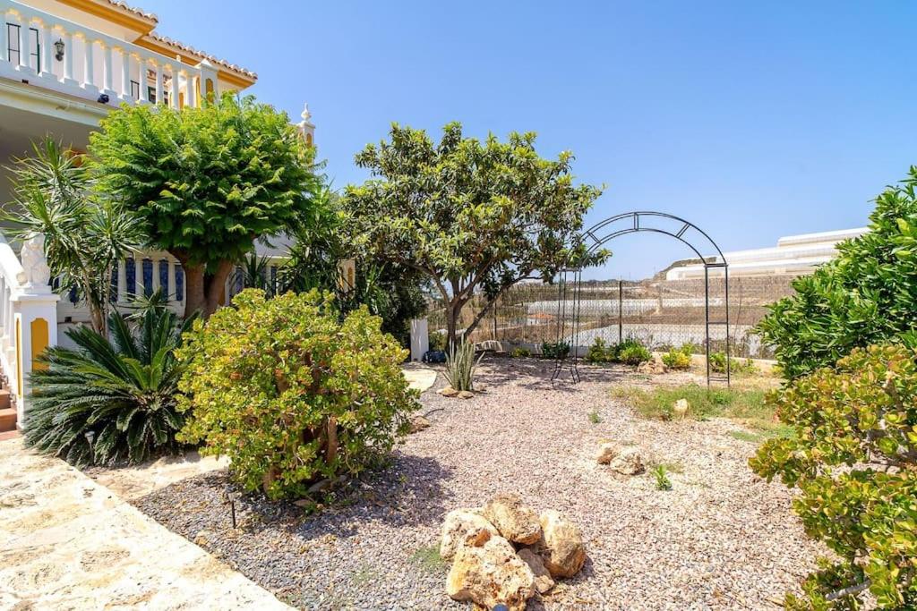 Dream villa with parking, private pool and see views