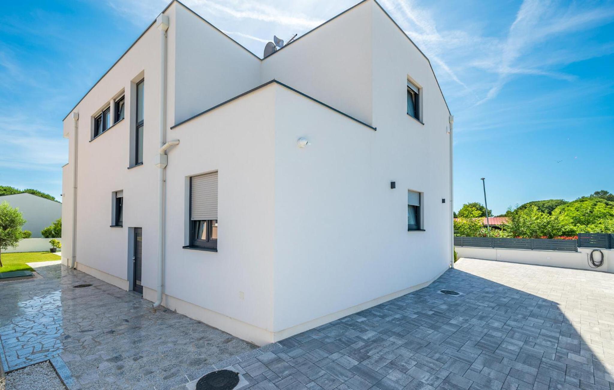Stunning Home In Valbandon With Wifi