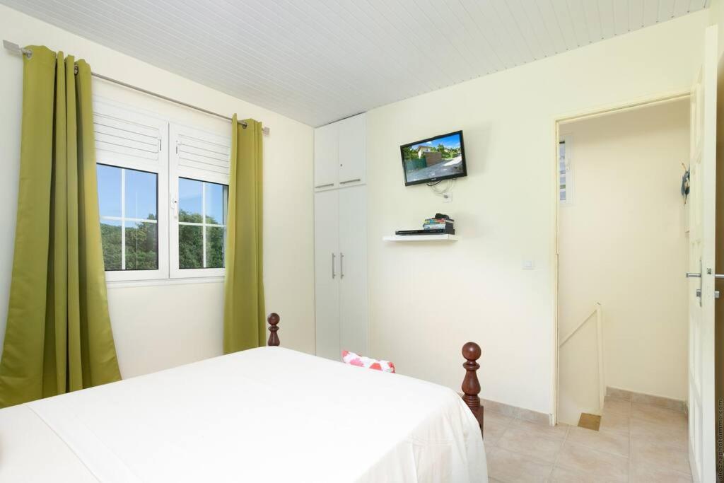 Cabanon en bord de plage, Anse Figuier view 2