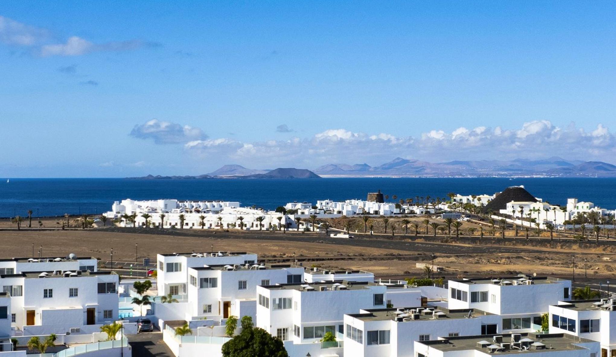 Villa Marina Oasis - Private Pool, Air-Con and Sat TV By Lanzarote Vacation Homes view 2