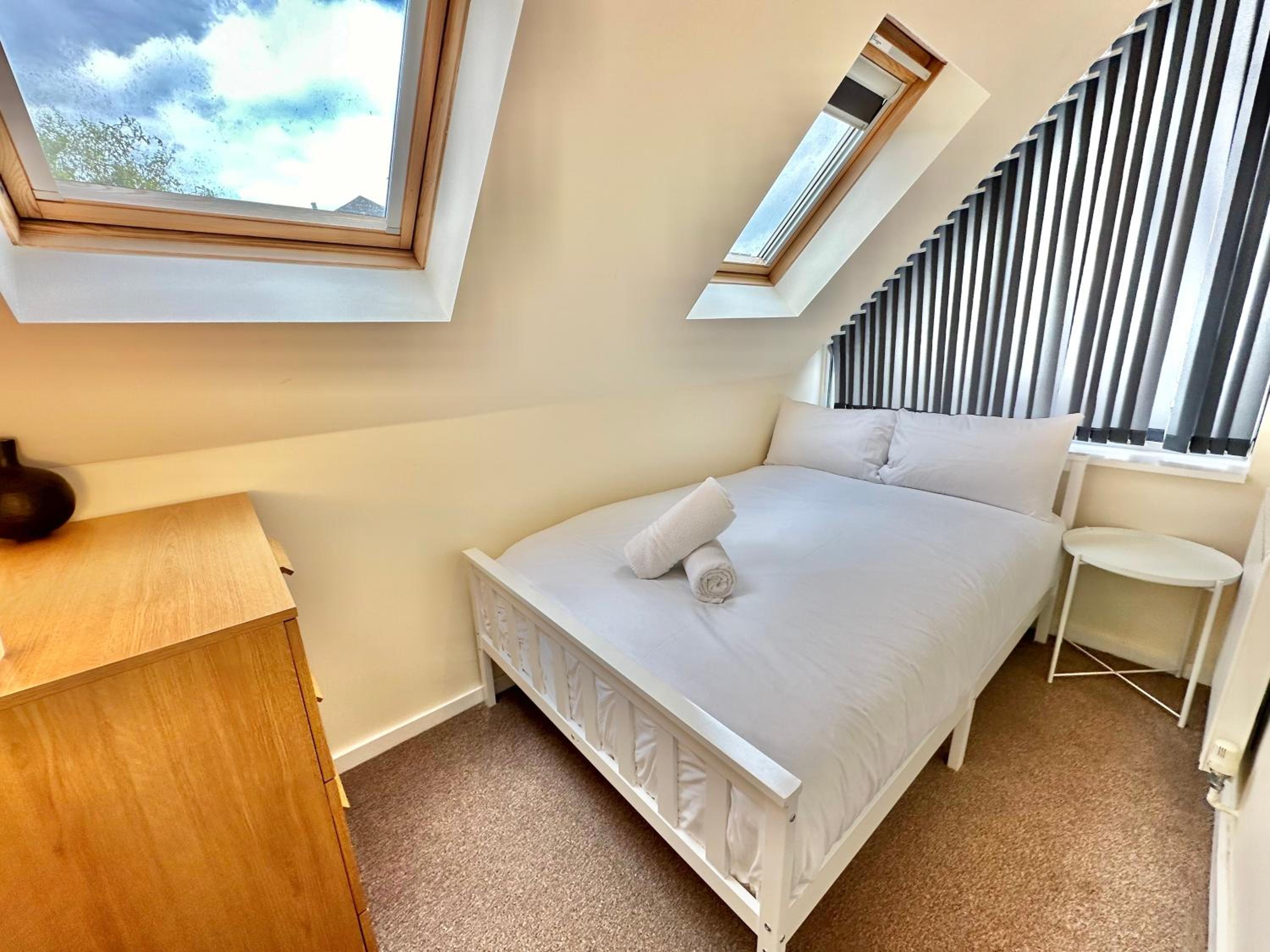 Three Bedroom Detached Home with Parking, Dog friendly, Quiet location, Short Drive to Beach! view 4