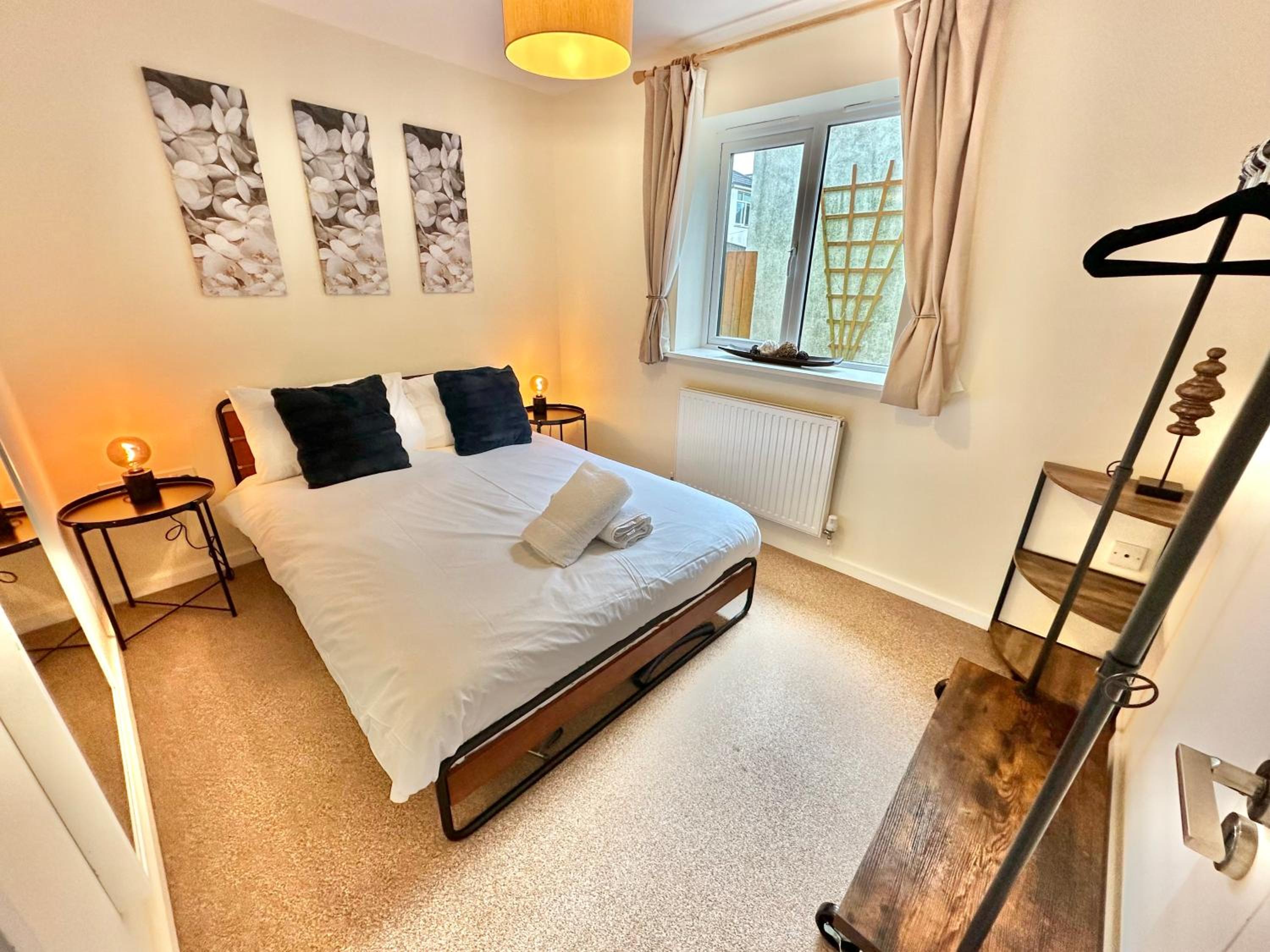 Three Bedroom Detached Home with Parking, Dog friendly, Quiet location, Short Drive to Beach! view 5