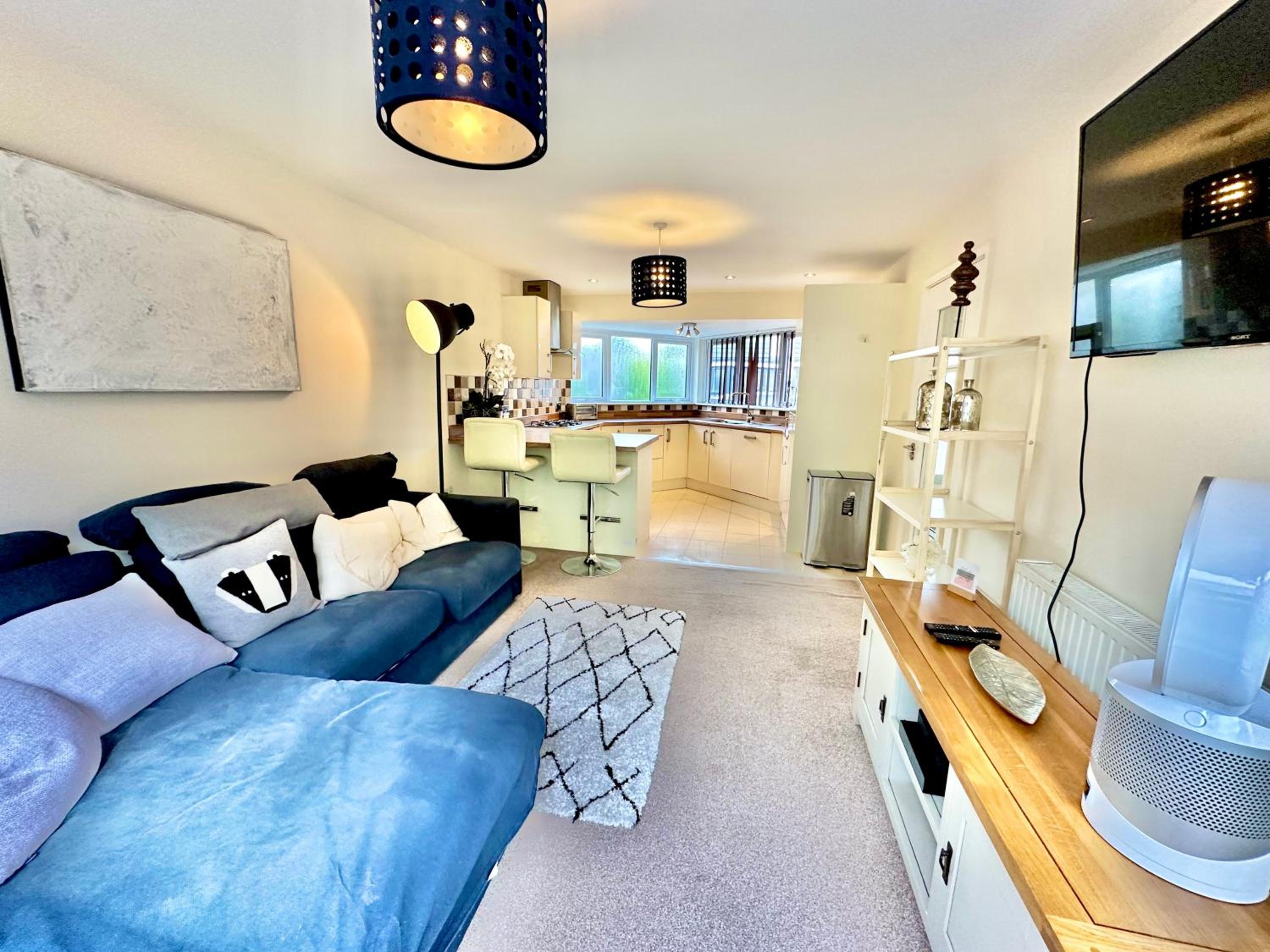 Three Bedroom Detached Home with Parking, Dog friendly, Quiet location, Short Drive to Beach! view 2