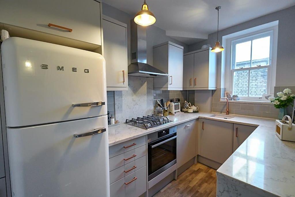 2 bedroom apartment in Shoreditch on quiet side street, close to Old Street station