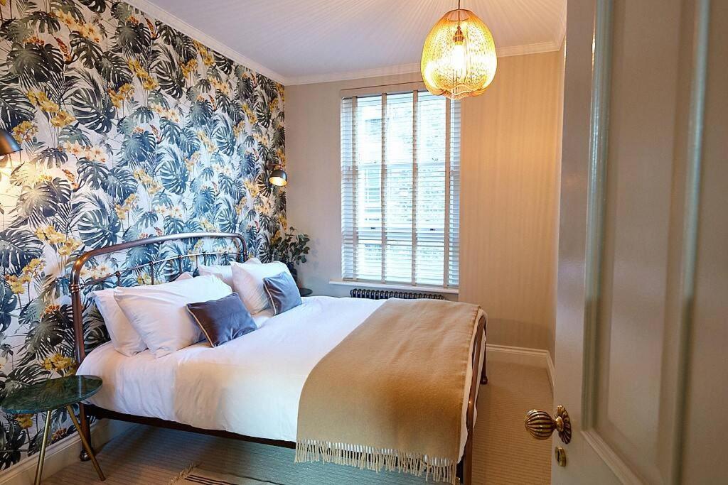 2 bedroom apartment in Shoreditch on quiet side street, close to Old Street station