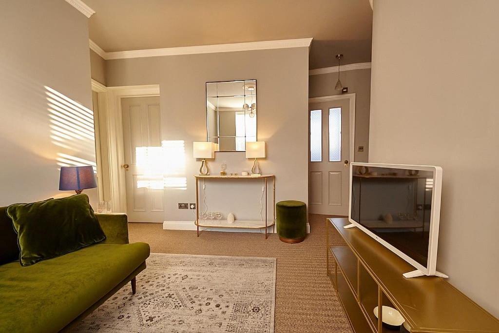 2 bedroom apartment in Shoreditch on quiet side street, close to Old Street station