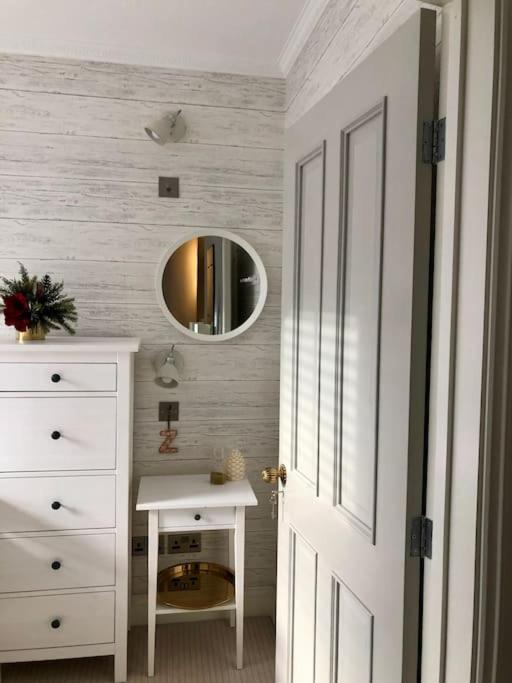 2 bedroom apartment in Shoreditch on quiet side street, close to Old Street station
