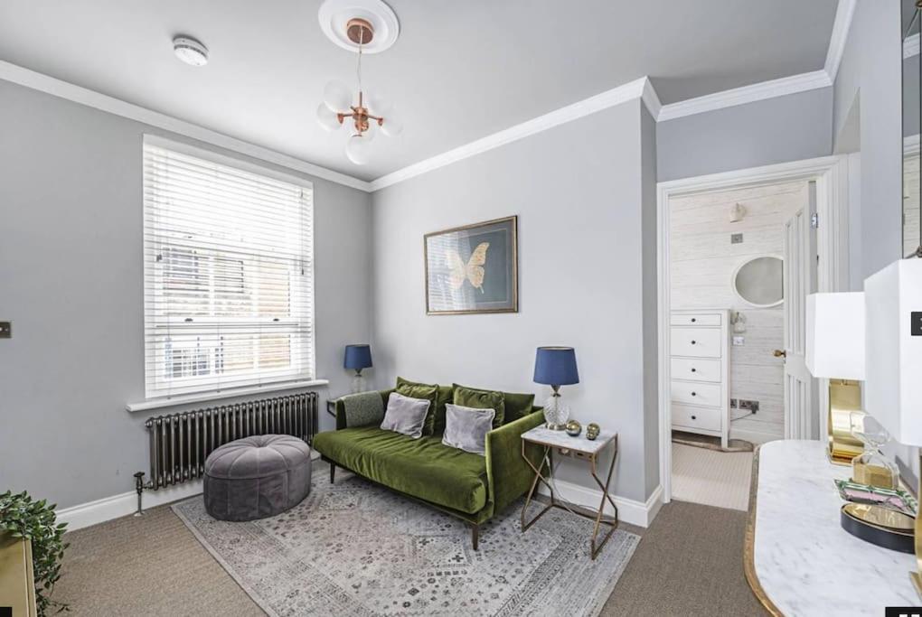 2 bedroom apartment in Shoreditch on quiet side street, close to Old Street station