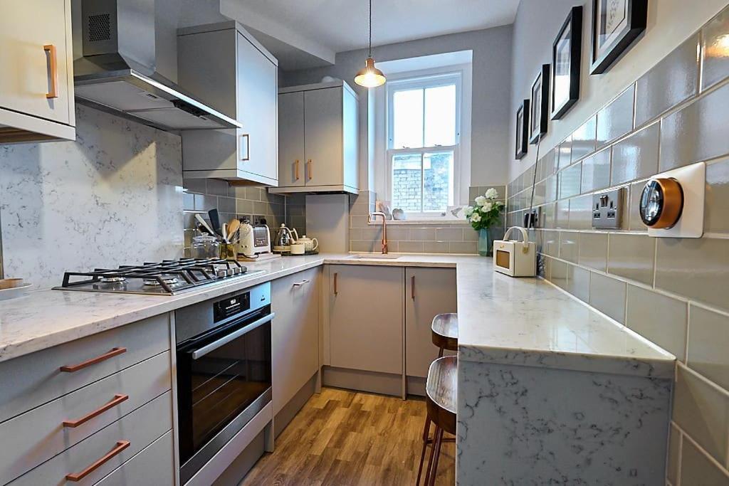 2 bedroom apartment in Shoreditch on quiet side street, close to Old Street station