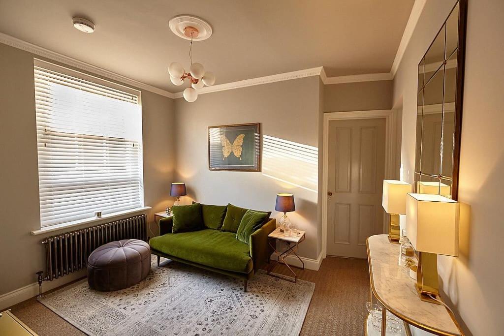 2 bedroom apartment in Shoreditch on quiet side street, close to Old Street station