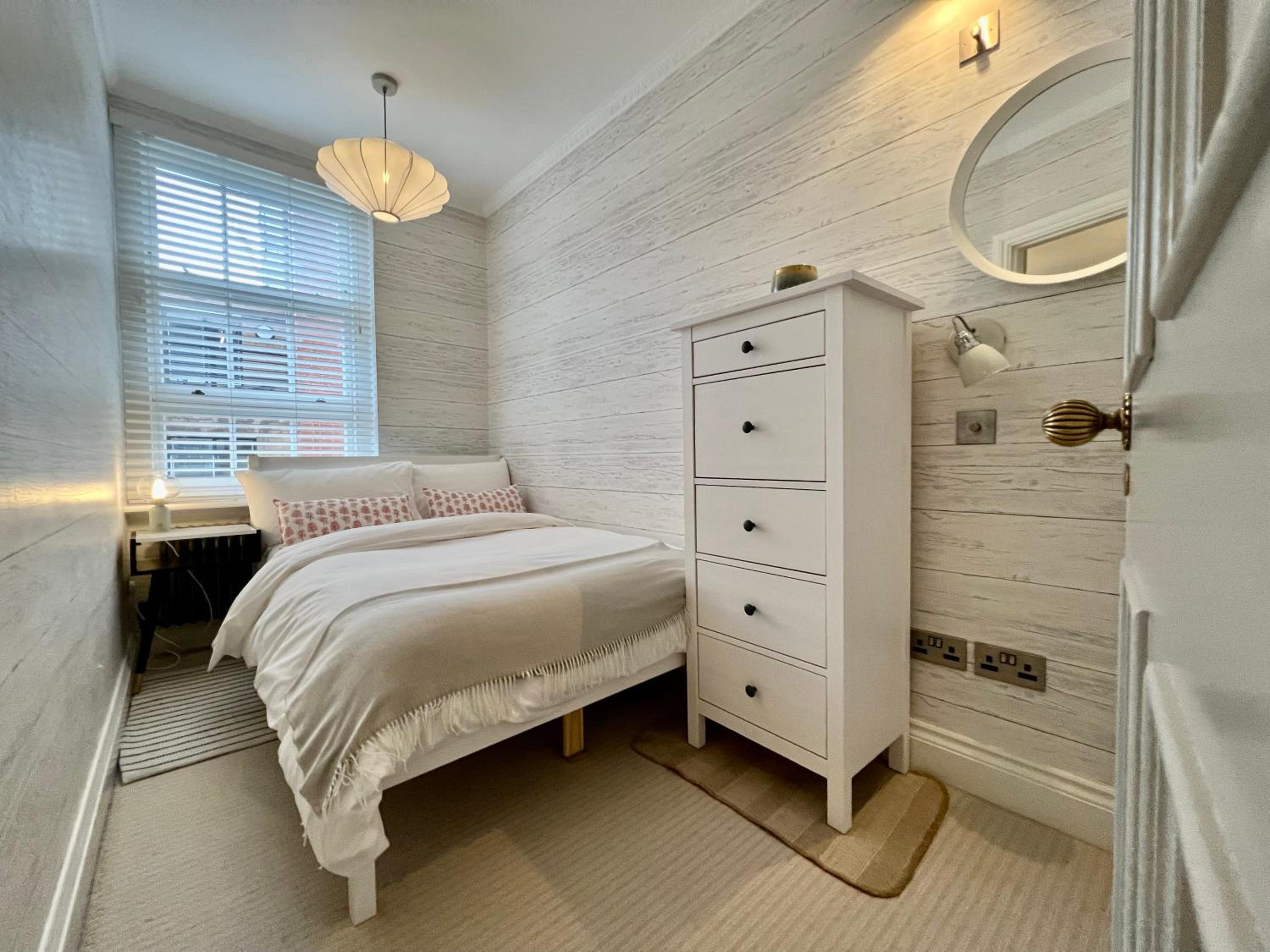 2 bedroom apartment in Shoreditch on quiet side street, close to Old Street station