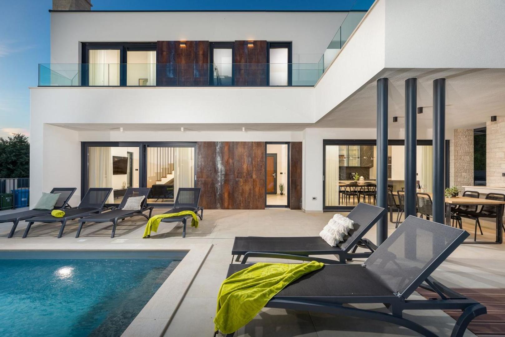 Villa Abarica by Villsy - with heated pool, sauna, jacuzzi view 3