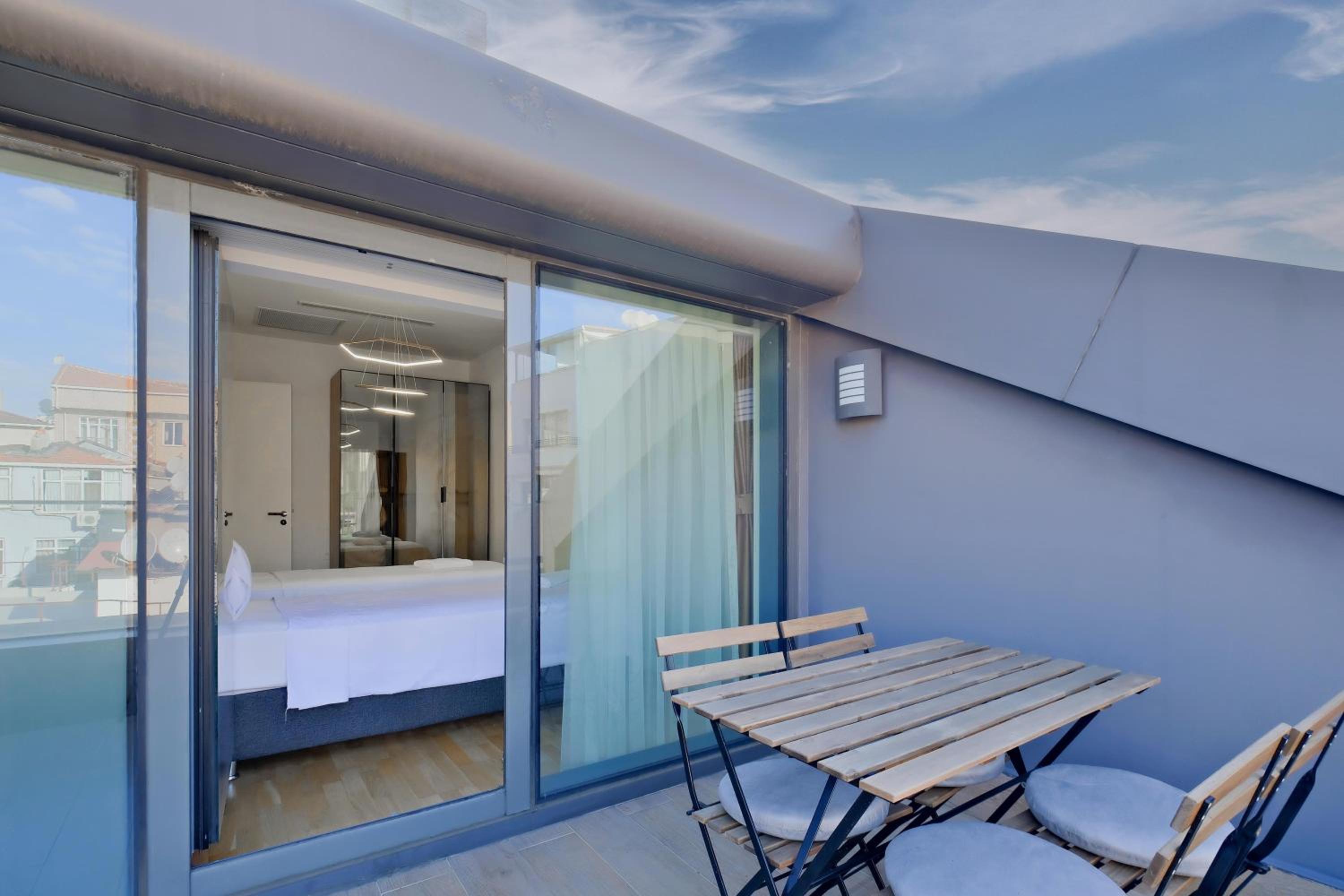Petek Residence by NewInn