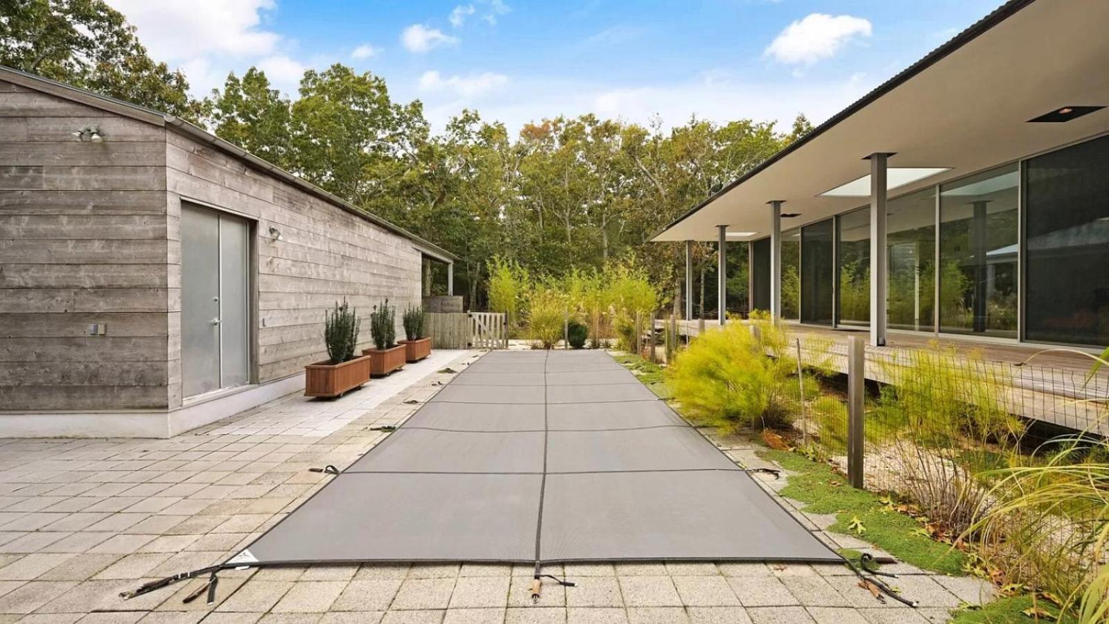 Villa Spectrum Luxury Villa with Pool & Outdoor Shower in East Hampton