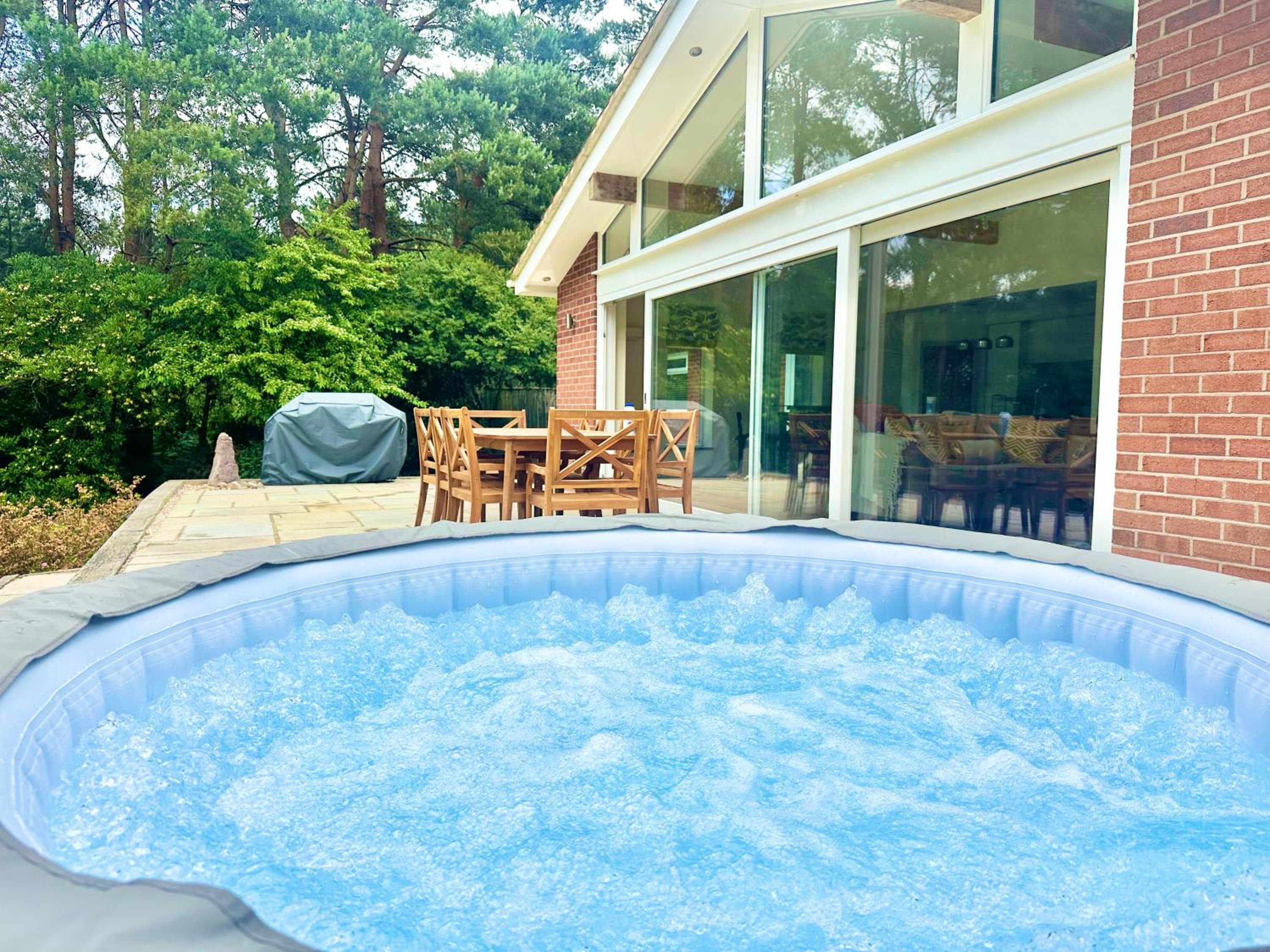 Luxury Five Bed Home - Large Garden with BBQ and Hot Tub - New Forest and Beach Links view 3