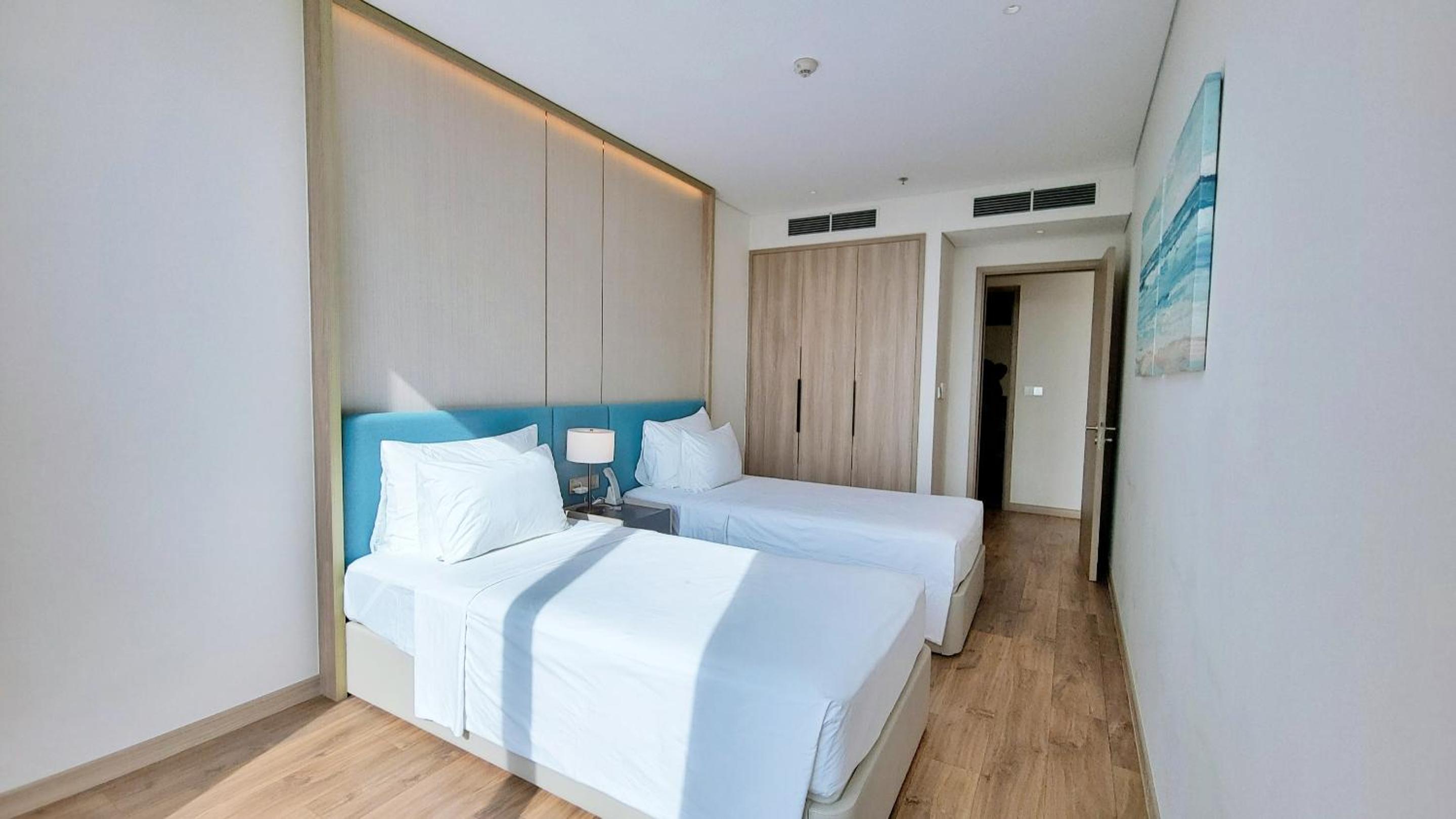 Luxury 5 Star Hotel Residence A La Carte Ha Long view 2