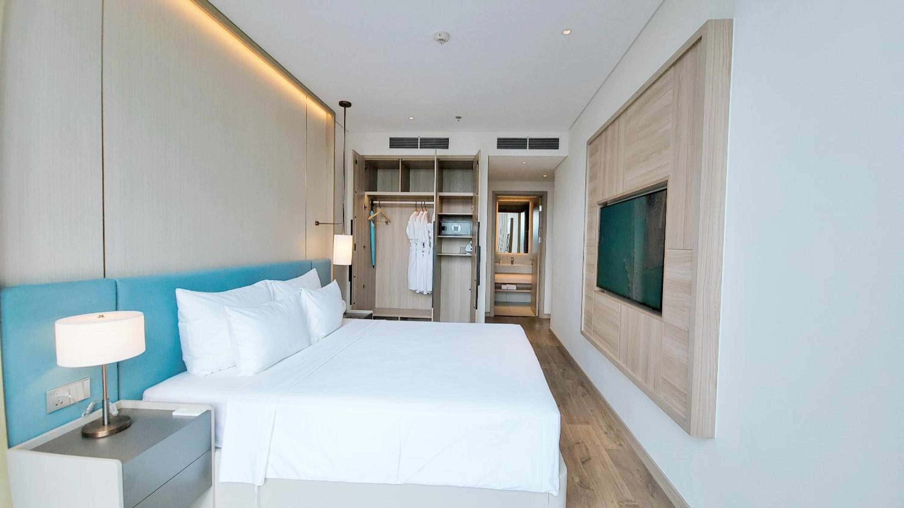Luxury 5 Star Hotel Residence A La Carte Ha Long view 3