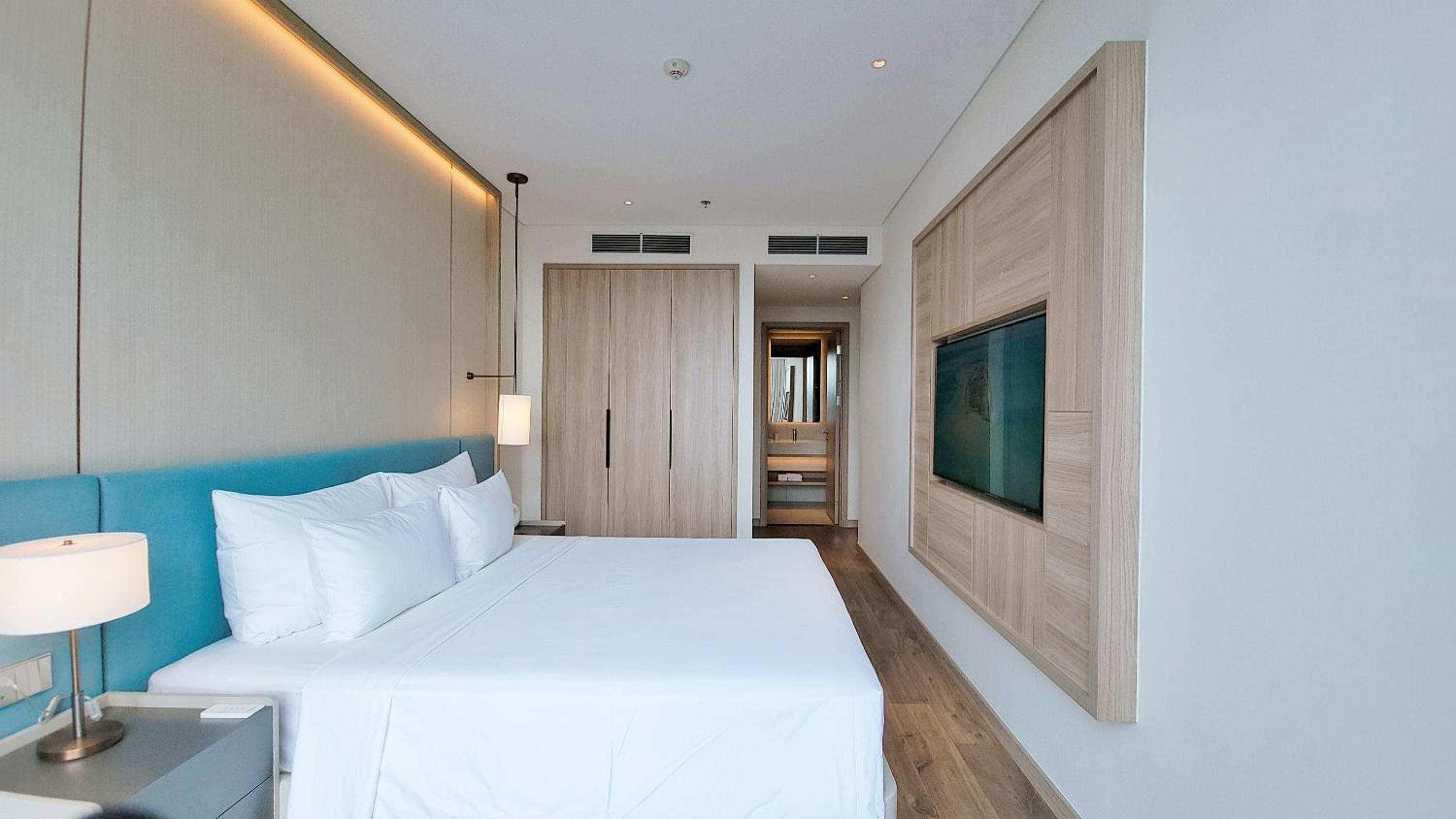 Luxury 5 Star Hotel Residence A La Carte Ha Long view 4