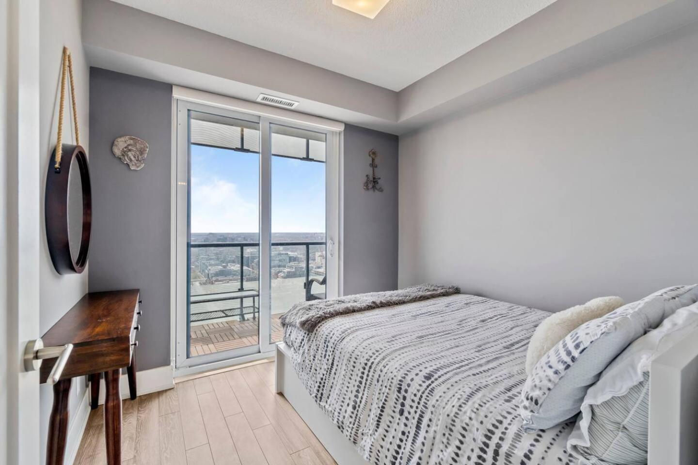 3BR Skyline Condo - By CN Tower & MTCC & Free Parking