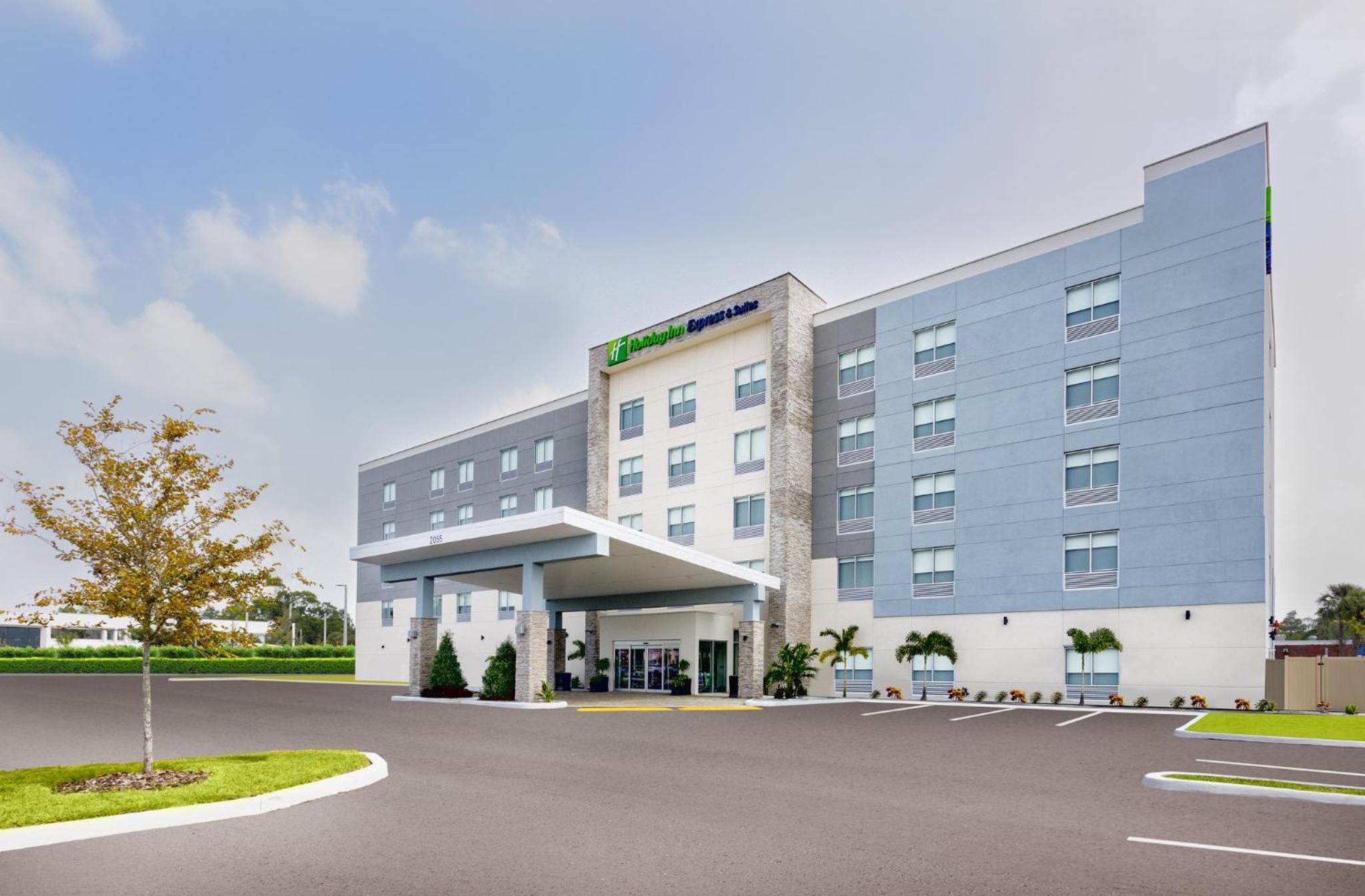 Hotel Holiday Inn Express & Suites Tampa Stadium - Airport Area, an IHG Hotel - Image 1