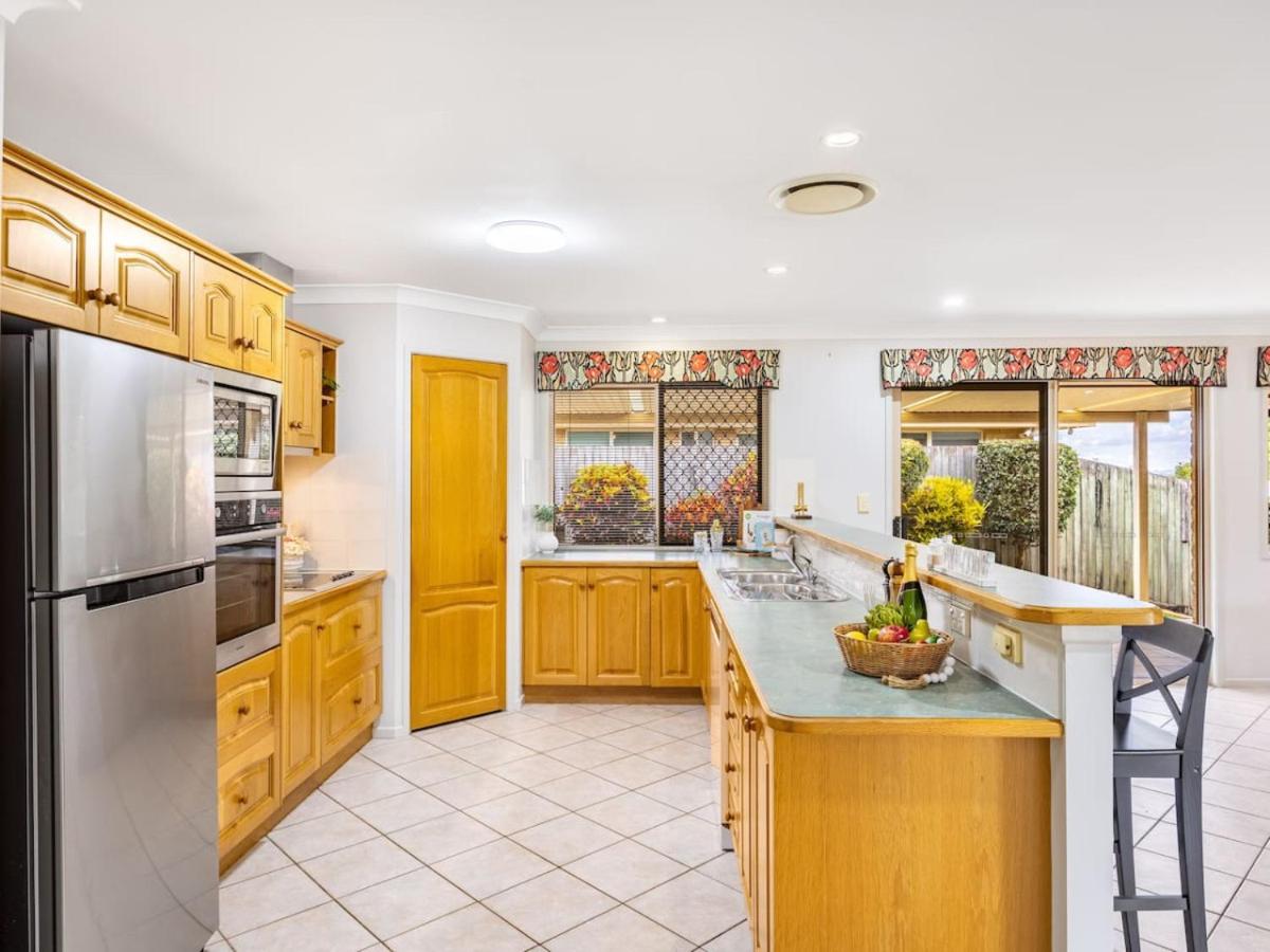Carindale Family Home/Close to Westfield & Highway
