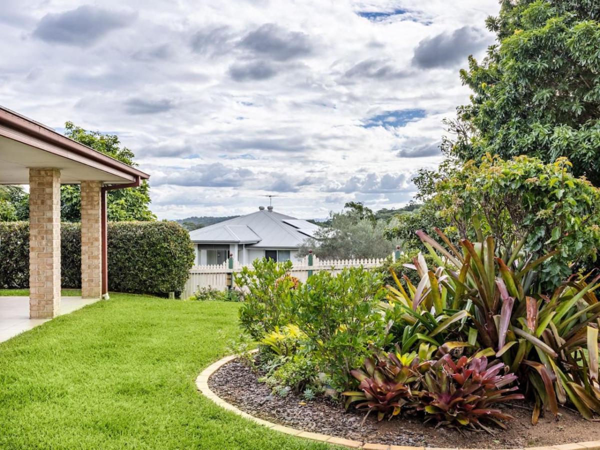 Carindale Family Home/Close to Westfield & Highway