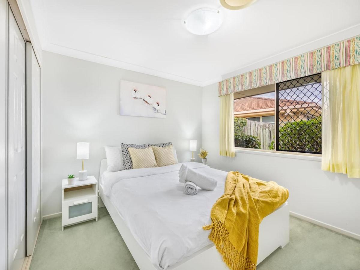 Carindale Family Home/Close to Westfield & Highway