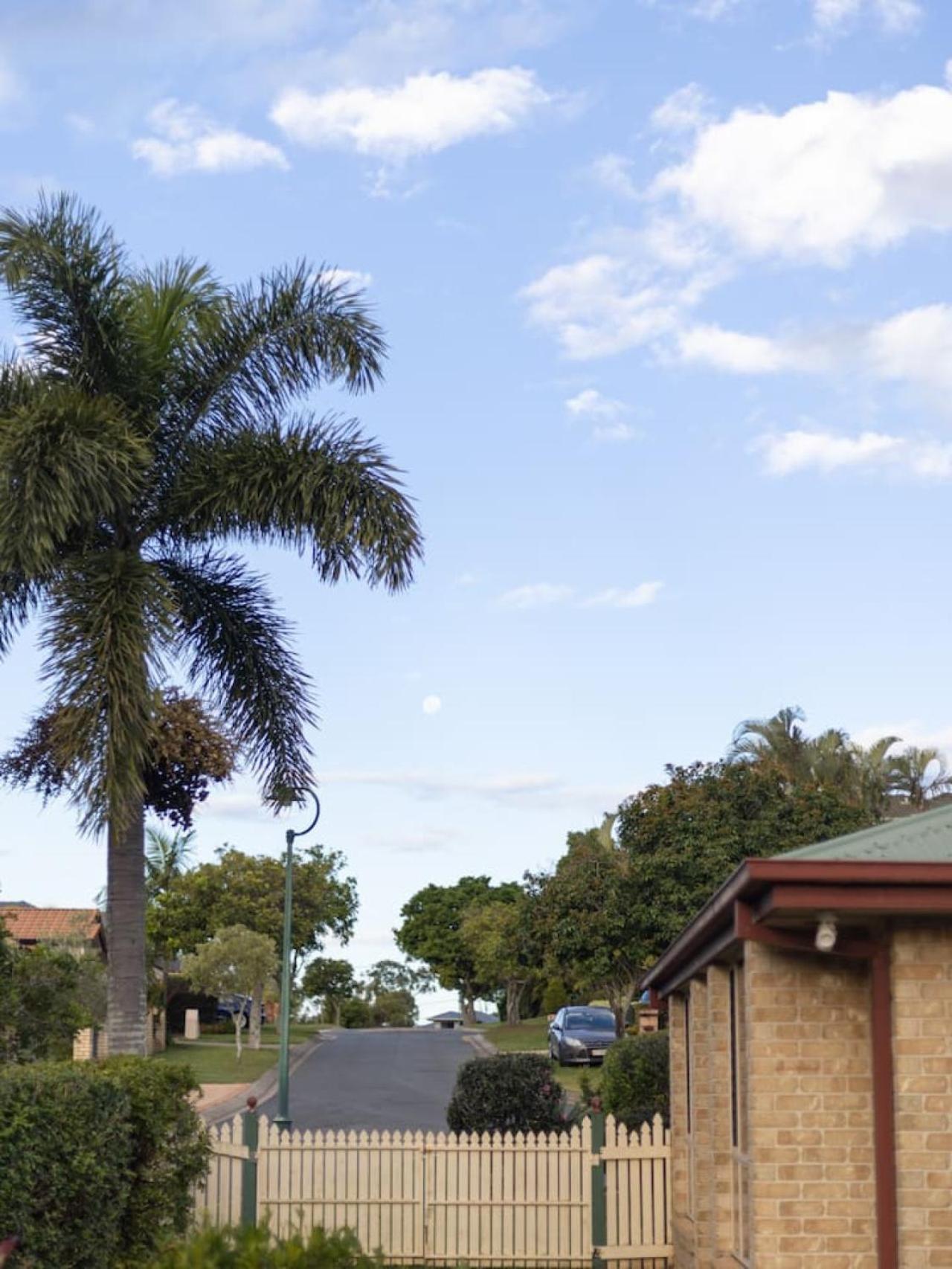 Carindale Family Home/Close to Westfield & Highway