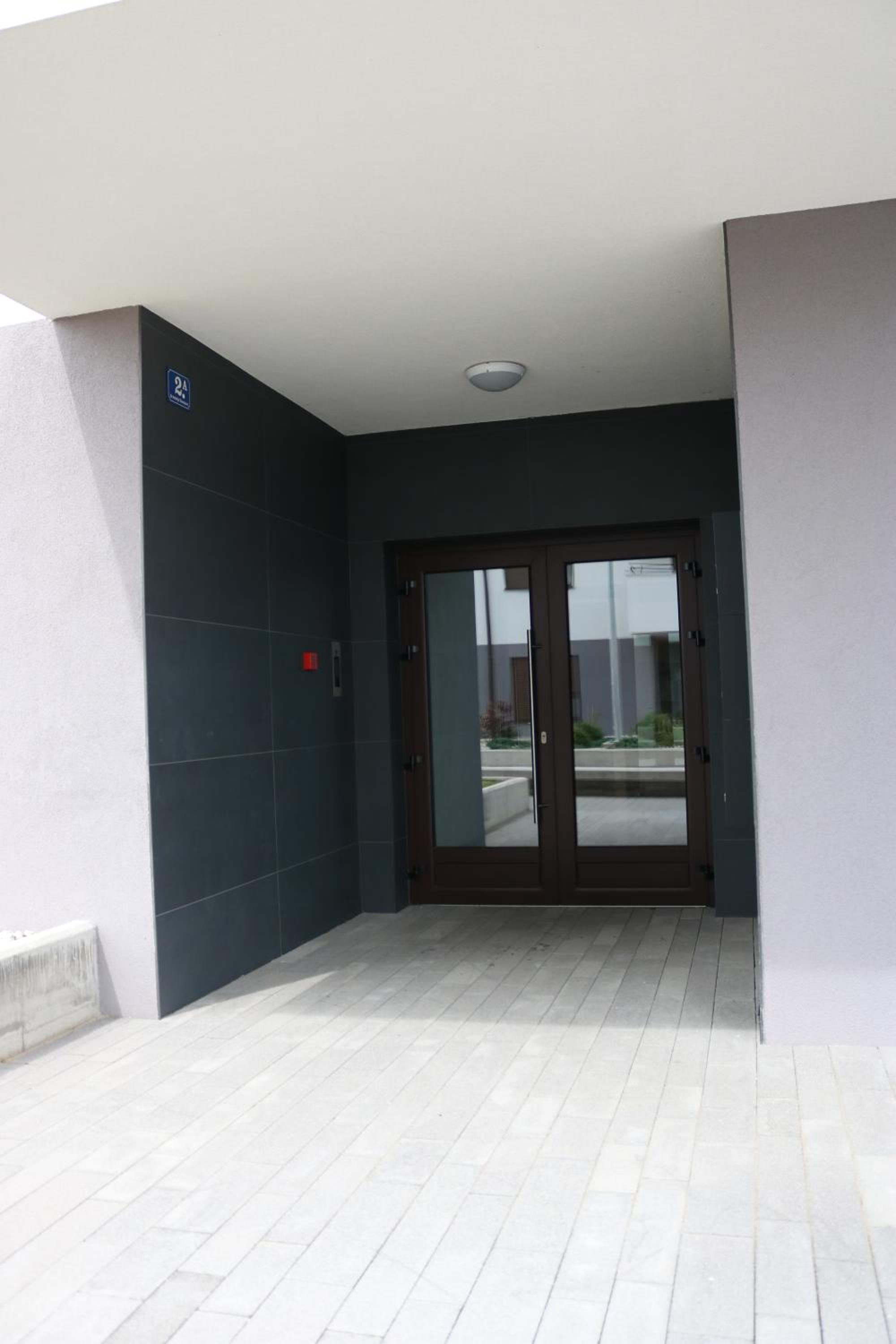 Apartment Queen, self check-in, free private garage parking