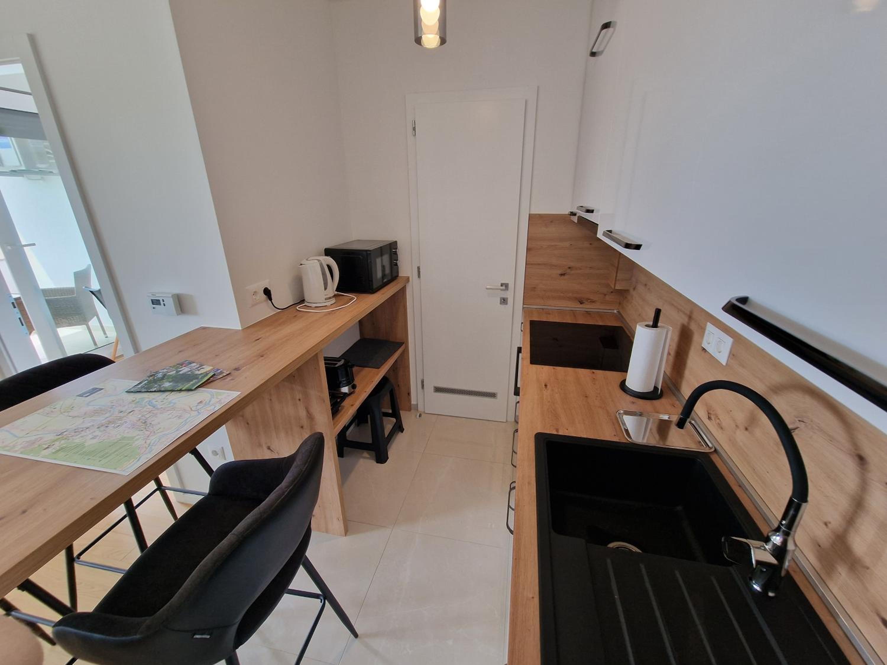 Apartment Queen, self check-in, free private garage parking