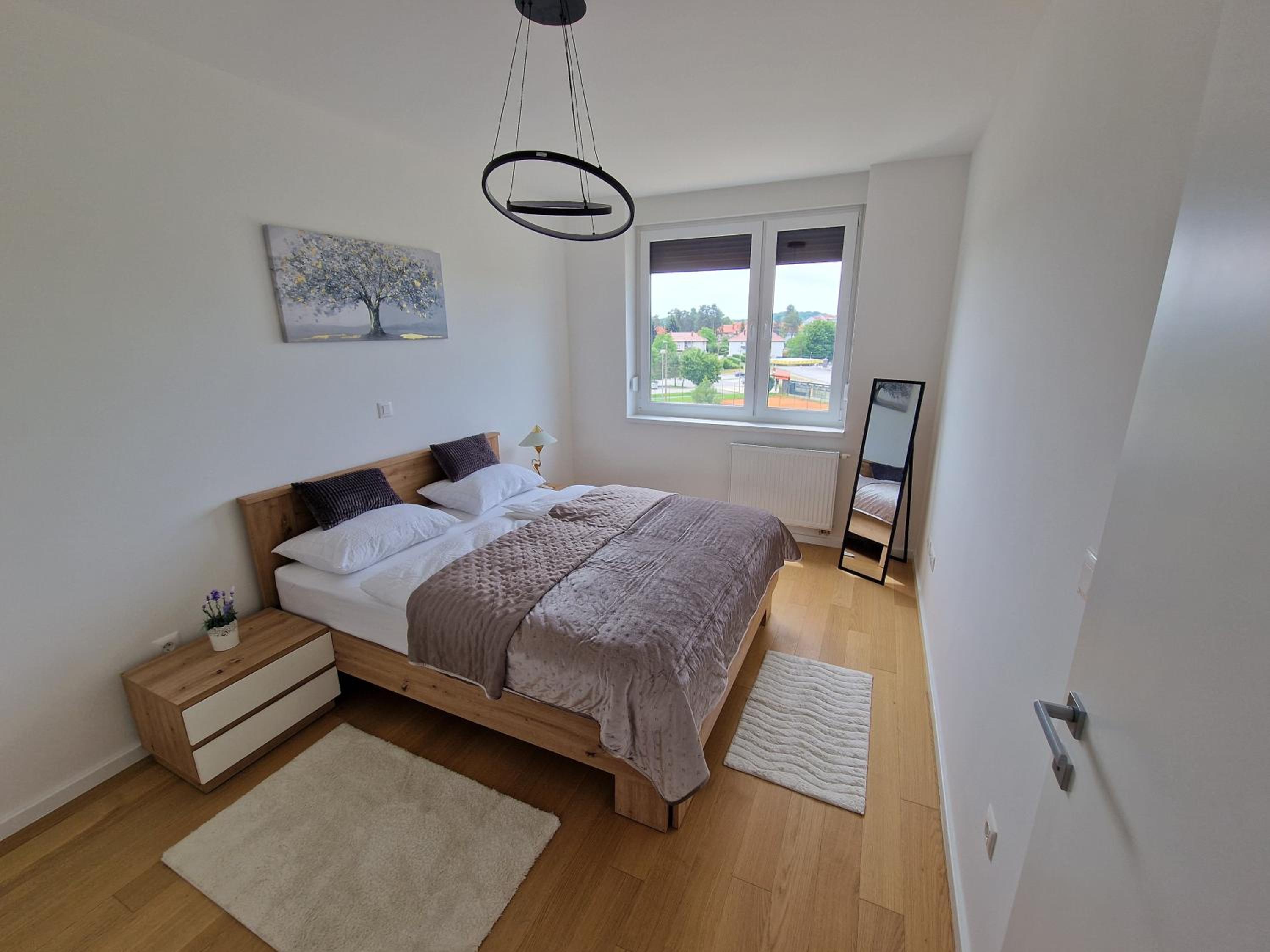 Apartment Queen, self check-in, free private garage parking