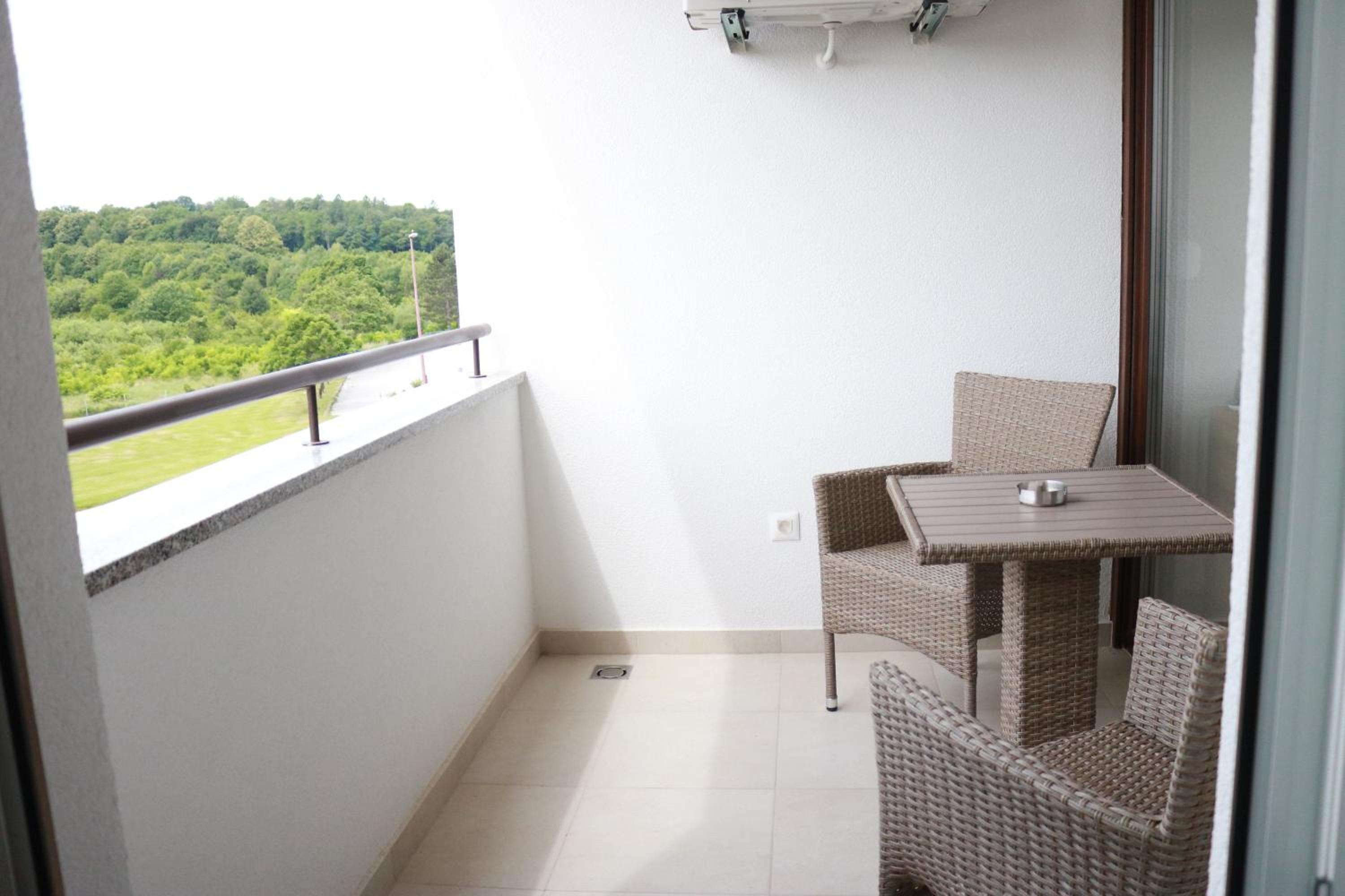 Apartment Queen, self check-in, free private garage parking