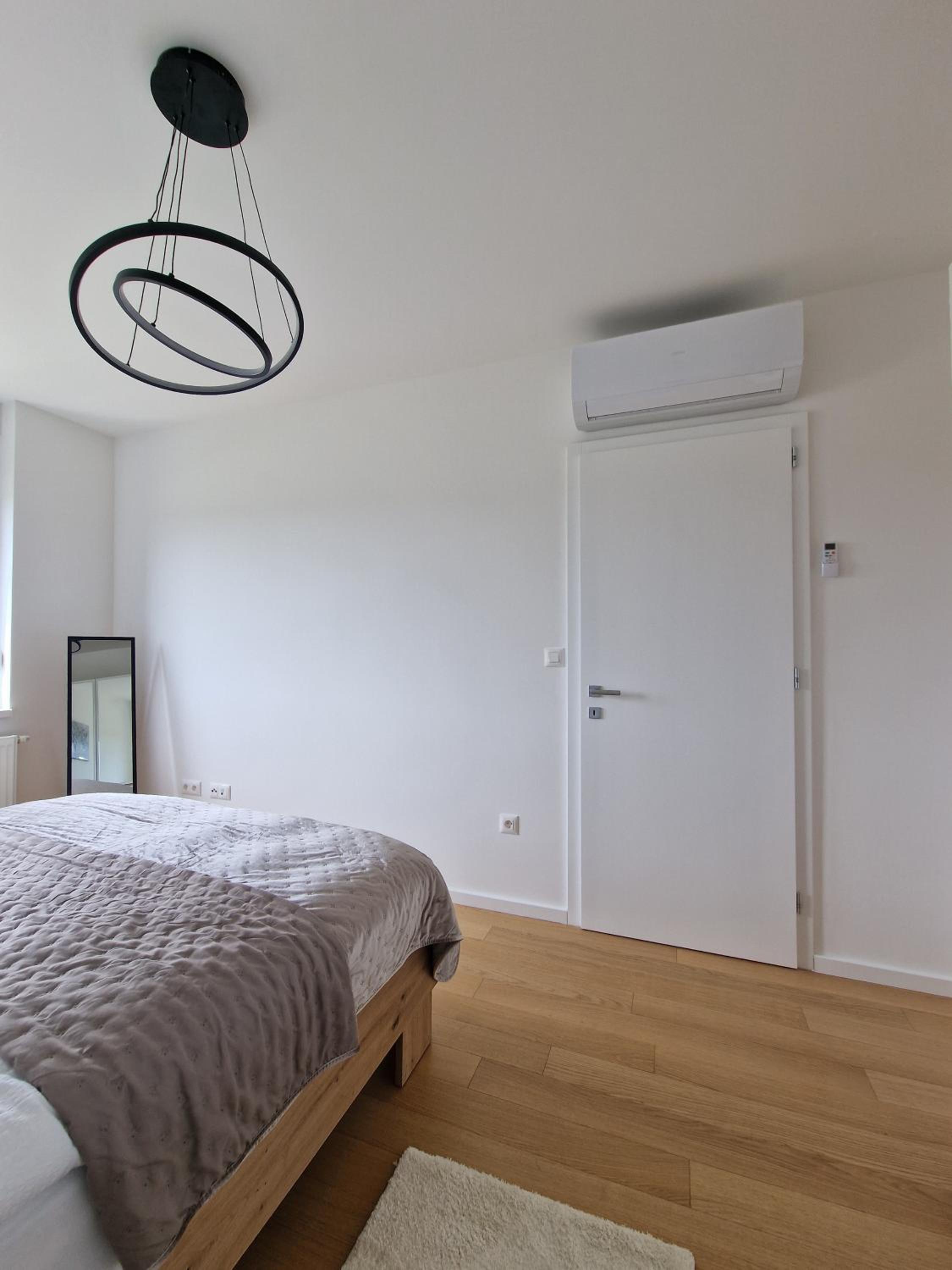 Apartment Queen, self check-in, free private garage parking