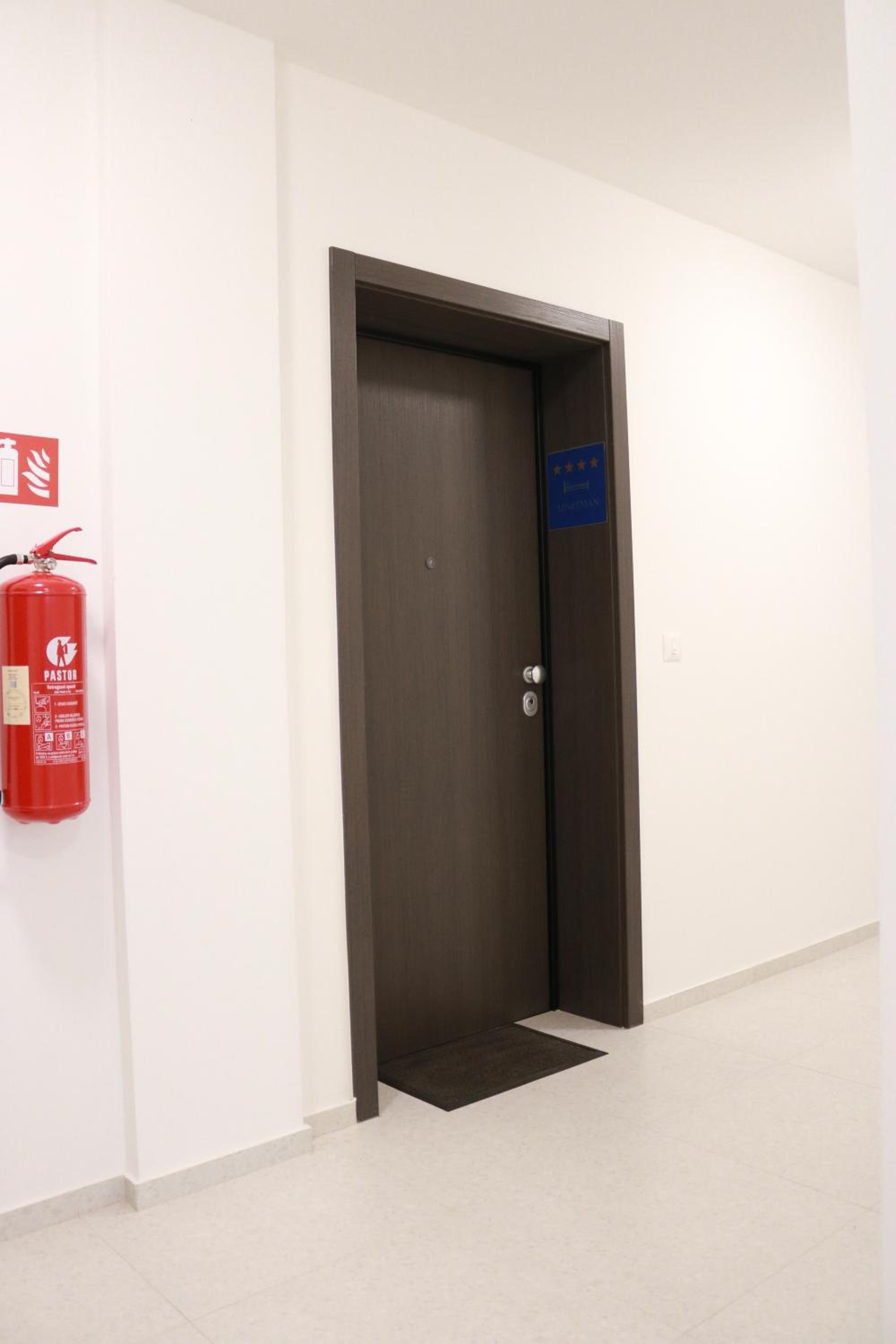 Apartment Queen, self check-in, free private garage parking