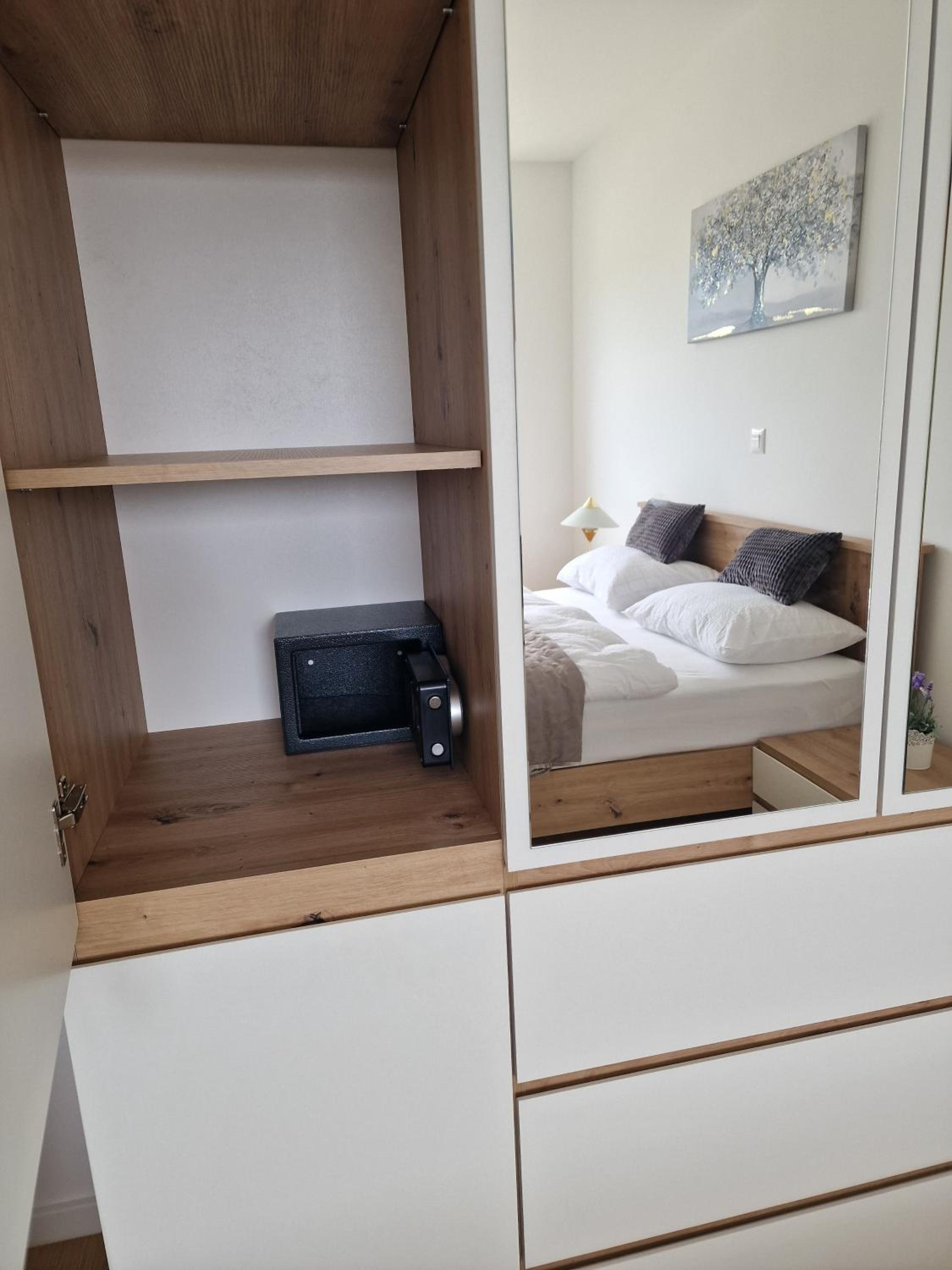 Apartment Queen, self check-in, free private garage parking