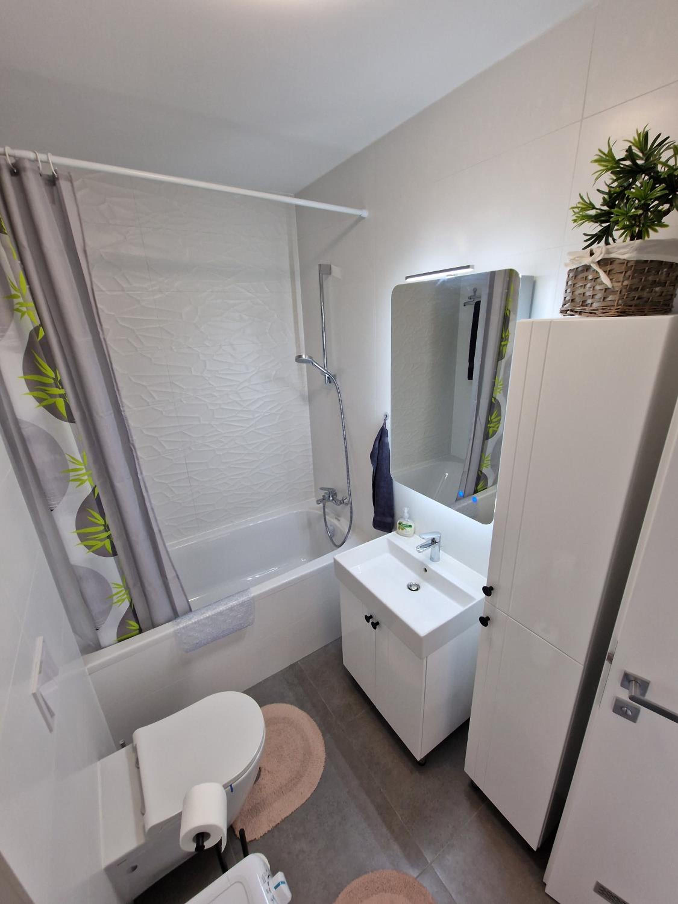 Apartment Queen, self check-in, free private garage parking