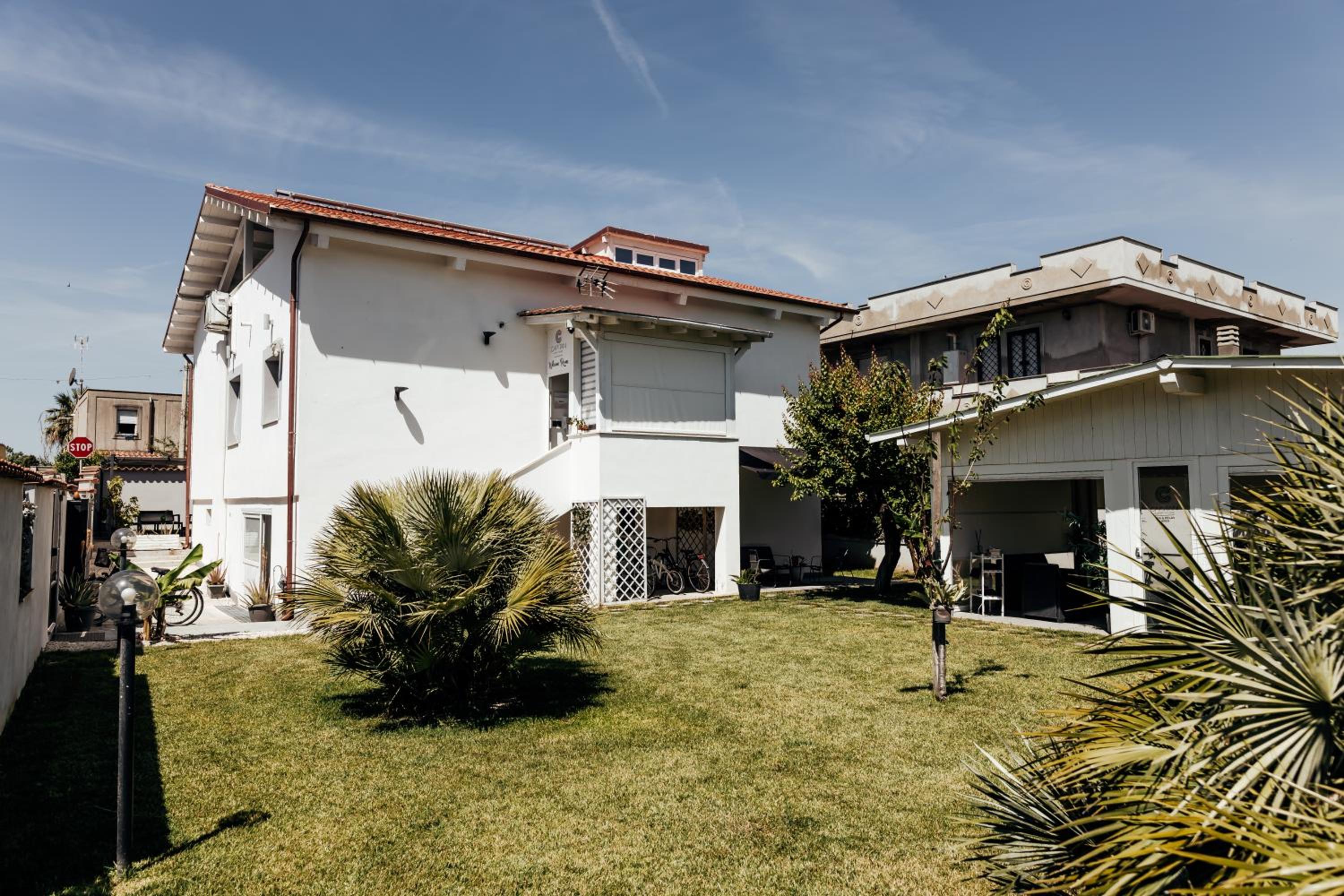 Hotel Capitani Guest House - Image 1