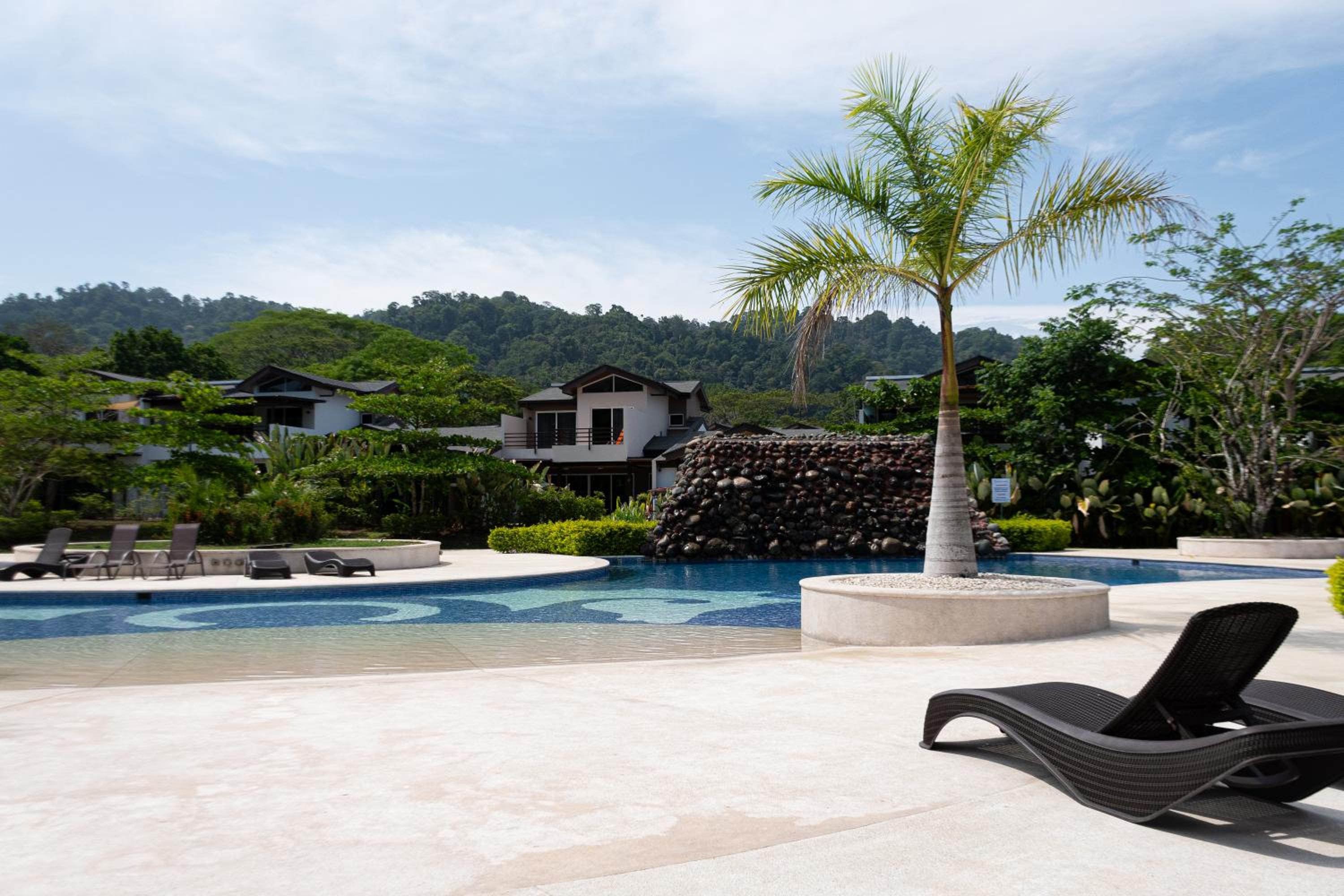 Beach Getaway Luxurious Studio 2nd Floor