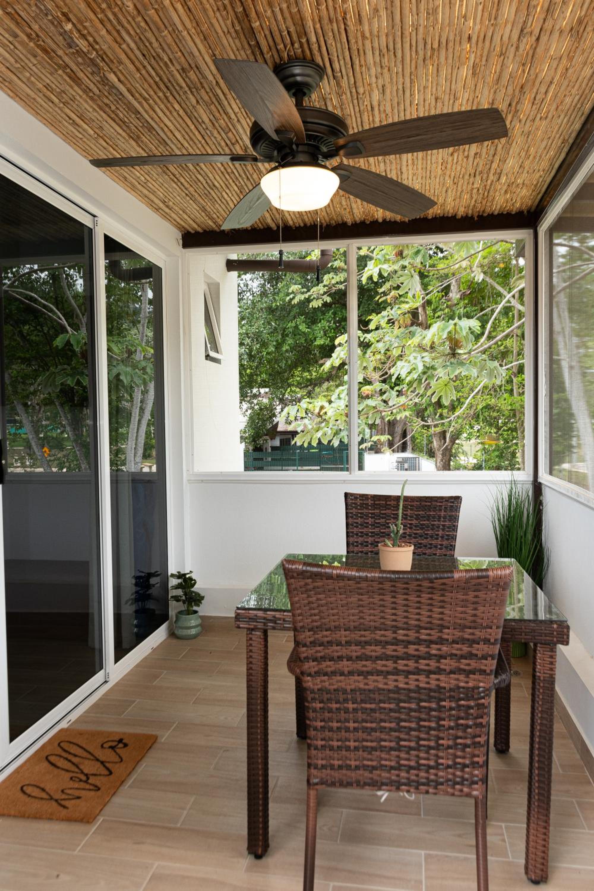 Beach Getaway Luxurious Studio 2nd Floor