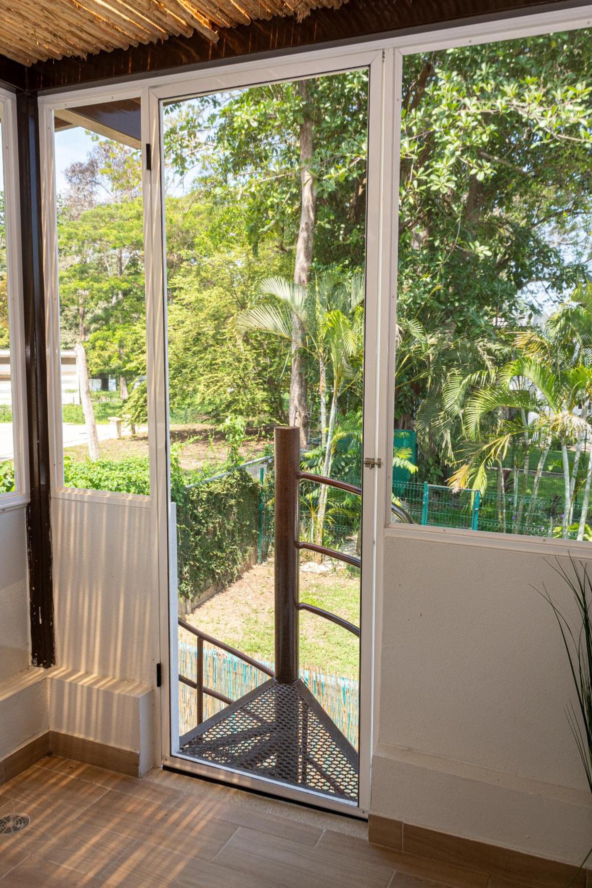 Beach Getaway Luxurious Studio 2nd Floor