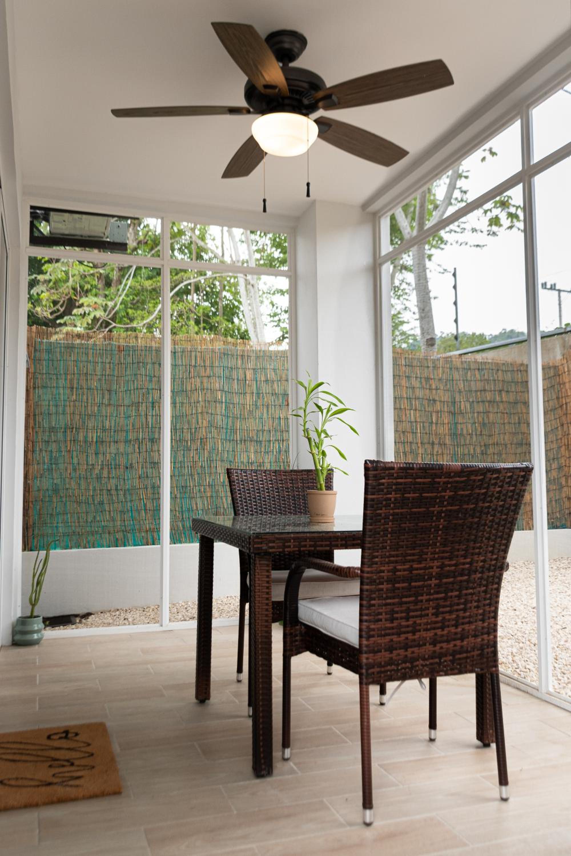 Romantic Beach Getaway Studio 1st Floor