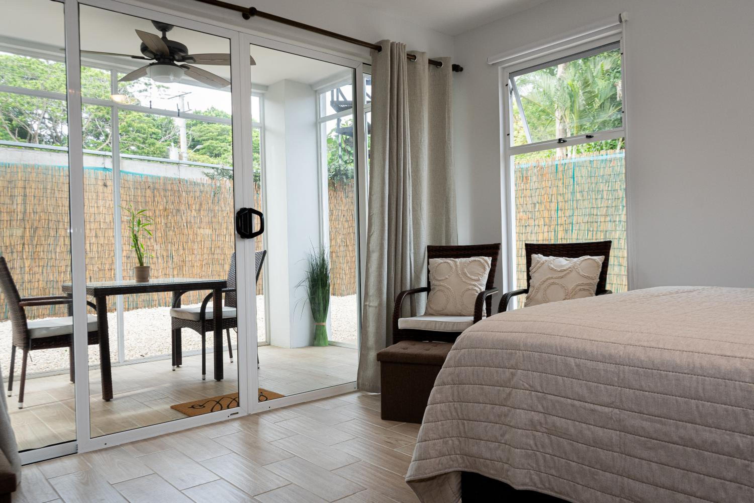 Romantic Beach Getaway Studio 1st Floor