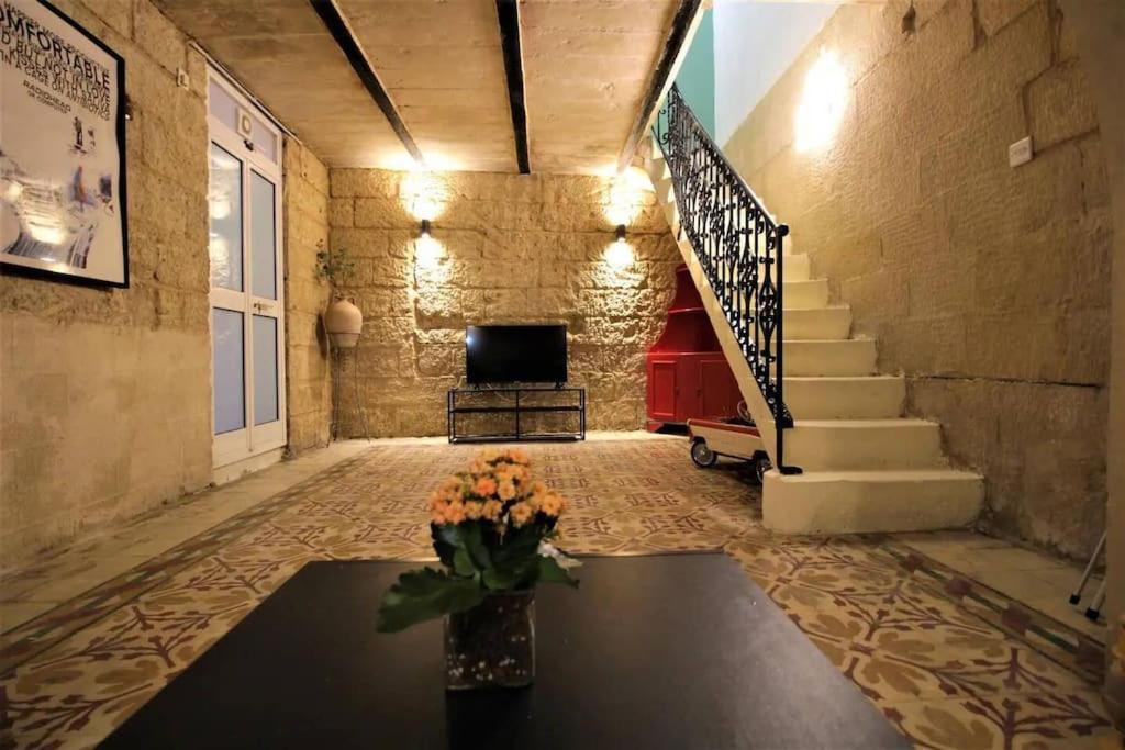 Entire Apartment in Cospicua with a Cellar! view 4