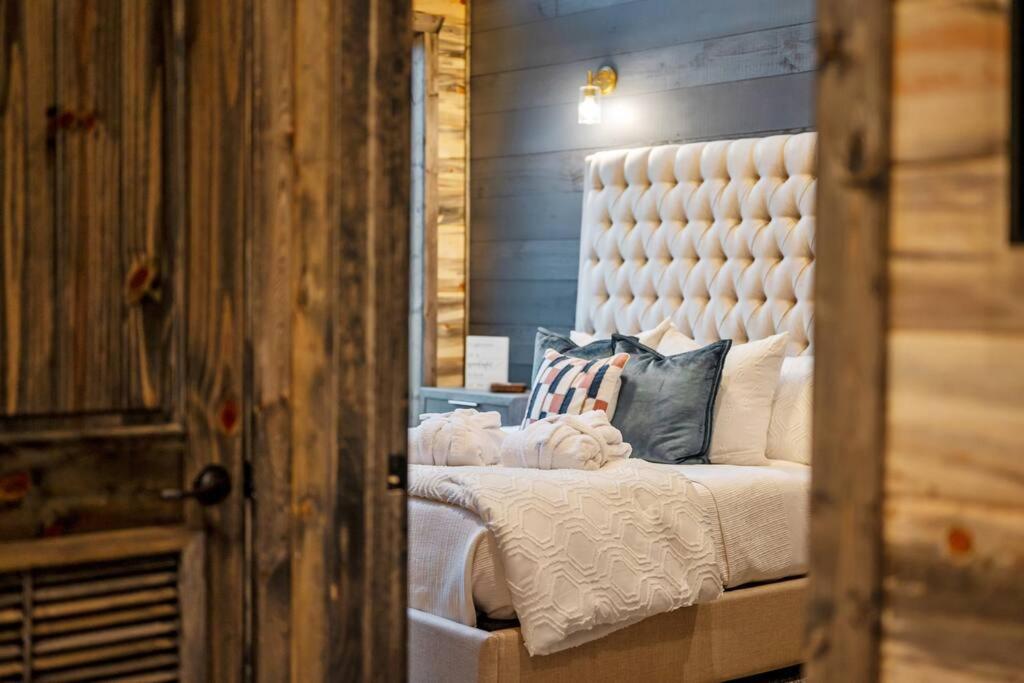 Modern Chic Design - Dreamy Couples Cabin! Hot Tub view 2