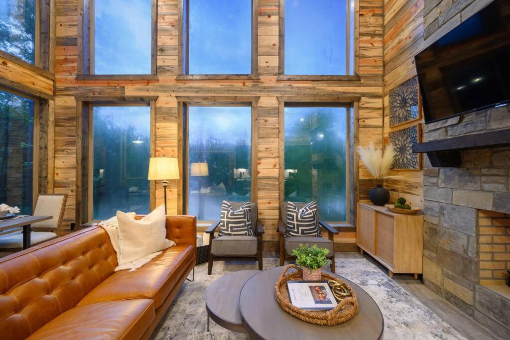 Modern Chic Design - Dreamy Couples Cabin! Hot Tub view 3