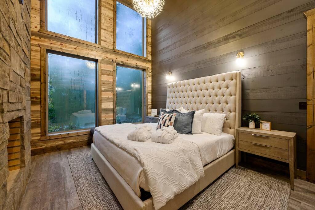Modern Chic Design - Dreamy Couples Cabin! Hot Tub view 5