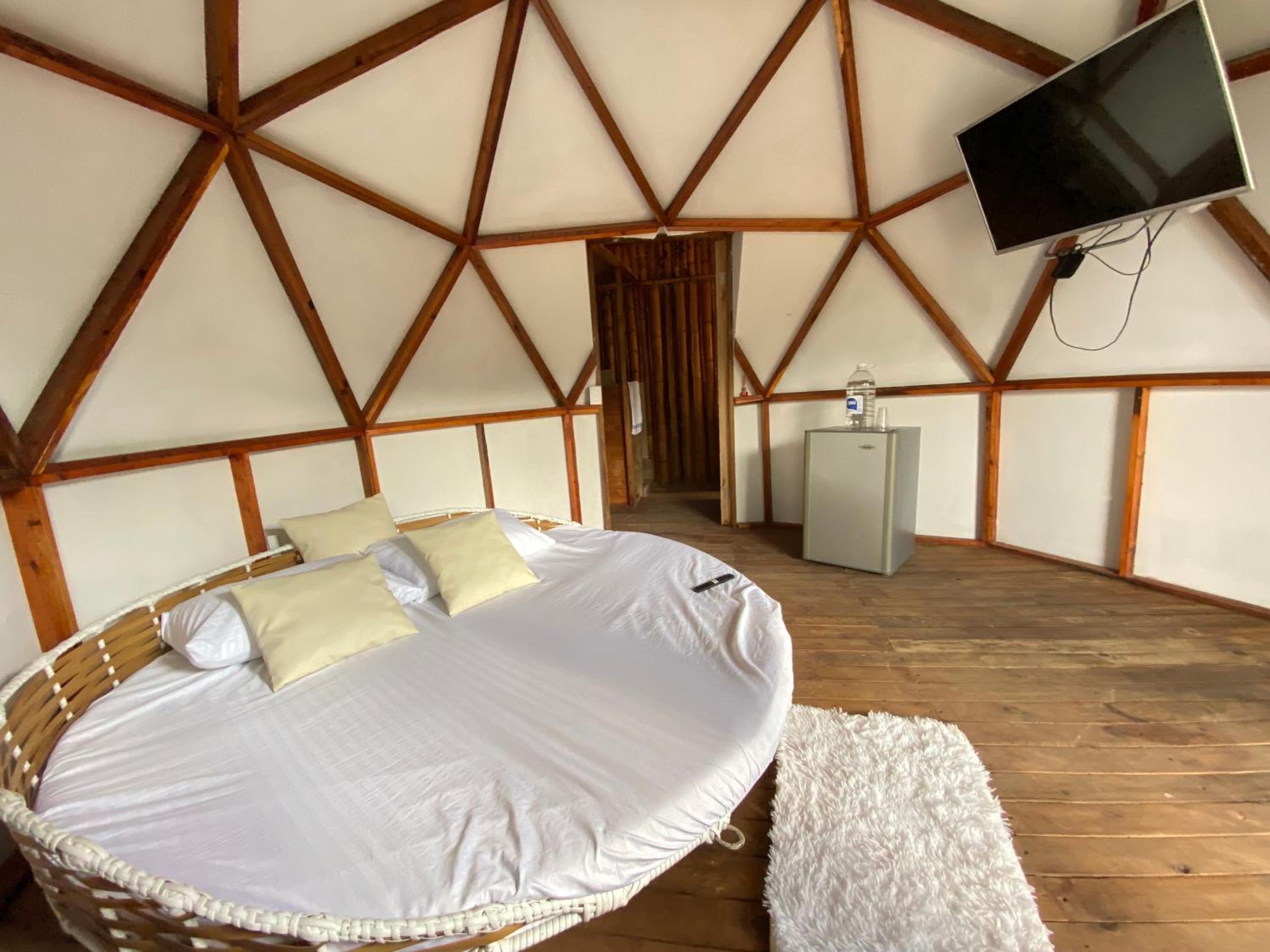 Domos de Glamping con Jacuzzi y Piscina en San Rafael Frente al charco la Cristalina