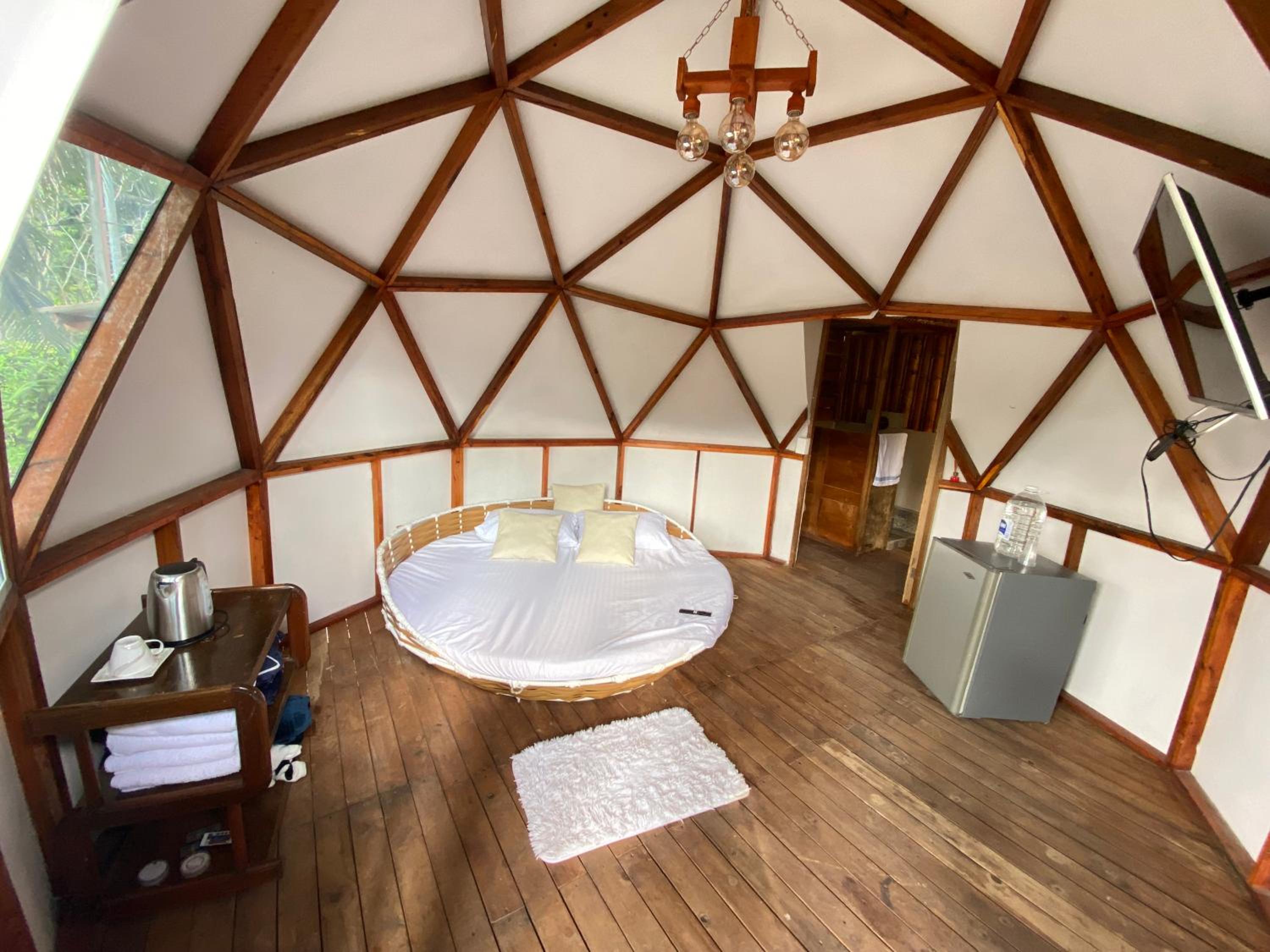 Domos de Glamping con Jacuzzi y Piscina en San Rafael Frente al charco la Cristalina