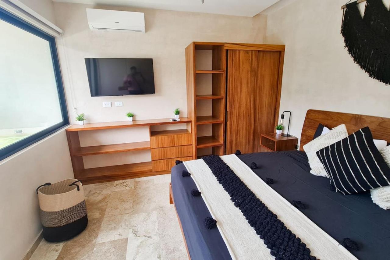 FreeBeachClub- LuxuryCondo200 Mbps jacuzzi balcony view 3